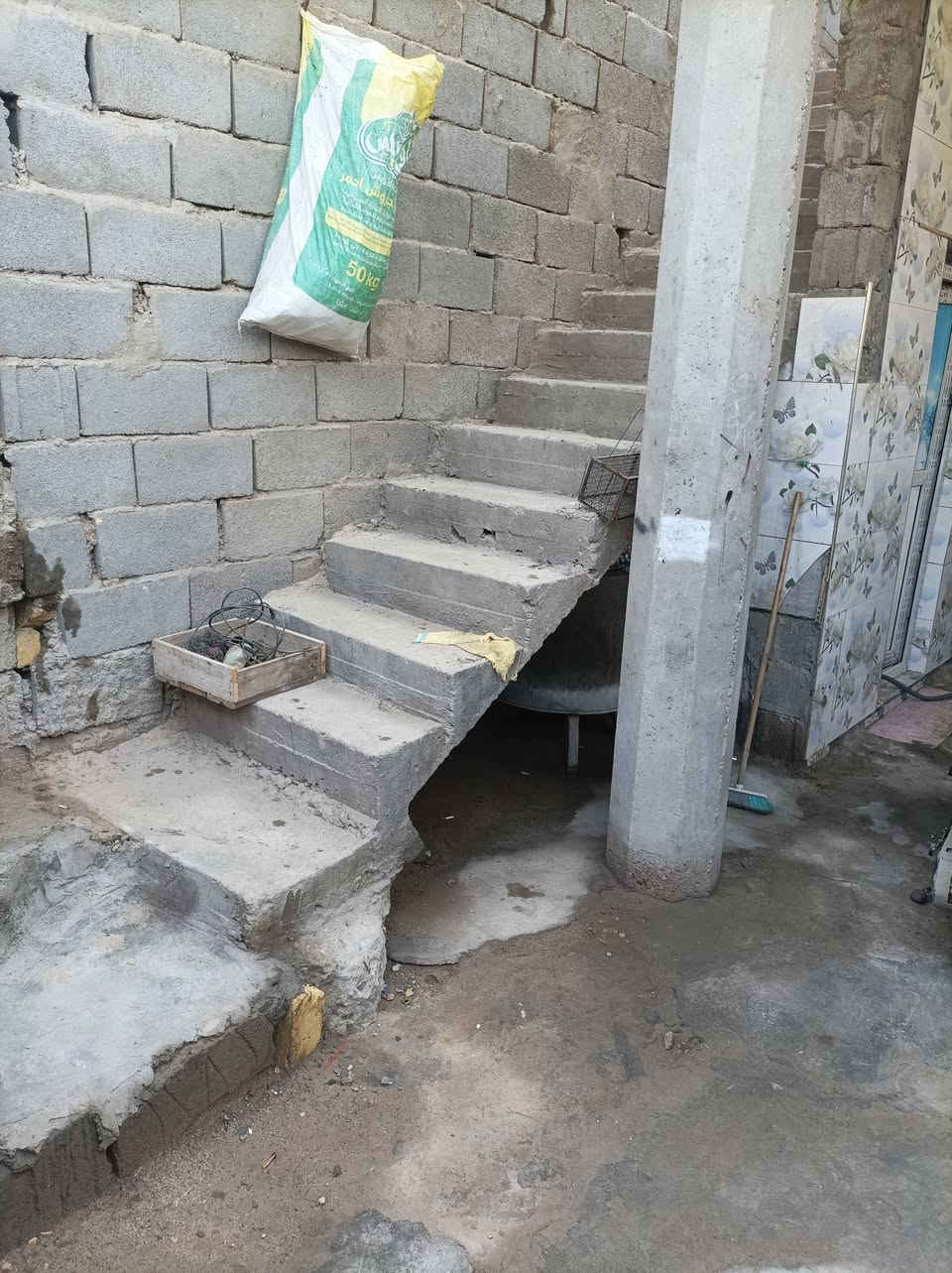 السلام عليكم بيت طابقين للبيع المساحه 150 متر نوع العقار بلديه مامسجل يحتوي البيت على حديقه واستقبال ومطبخ وغرفتين منام وصحيات داخليه وخارجيه سقف الطابق الاول عكاده وسقف الطابق الثاني سندويج علما ان الطابق الثاني يحتوي على استقبال وغرفتين منام وصحيات غير كامله نواقص الطابق الثاني فقط كهرباء وماء وصحيات وصبغ السعر 40 وبي مجال العنوان ابي الخصيب العصفوريه مقابيل حسينيه الزوار للستفسار اتصل ***********
