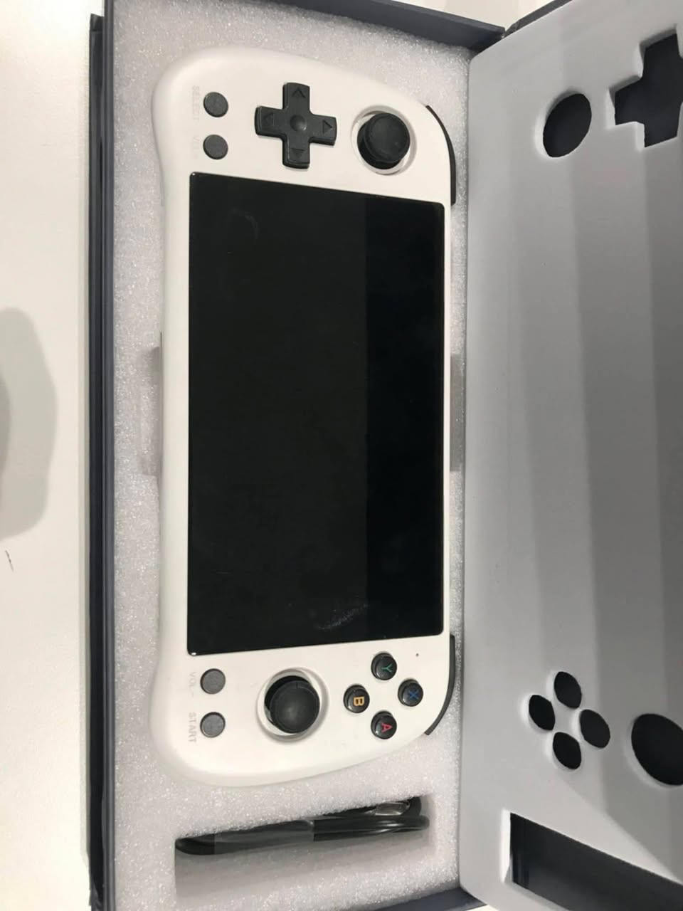 السلام عليكم 
جهاز محمول جدا عملي وميصرف شحن بي العاب وخانات معبة خير من الله بي رام عدد2 
والجهاز جديد بس فتحته شفت الالعاب البي وفحصته جدا حلو وعملي العابه اتاري وسيگا وبلي ستيشن 2 وممكن زياده العاب واختيارات العاب احدث مع كارتونه وشاحن كامل


**إذا كنت صاحب هذا الإعلان وتريد حذفه لأي سبب، رجاءا أرسل رسالة إلى الدعم الفني**