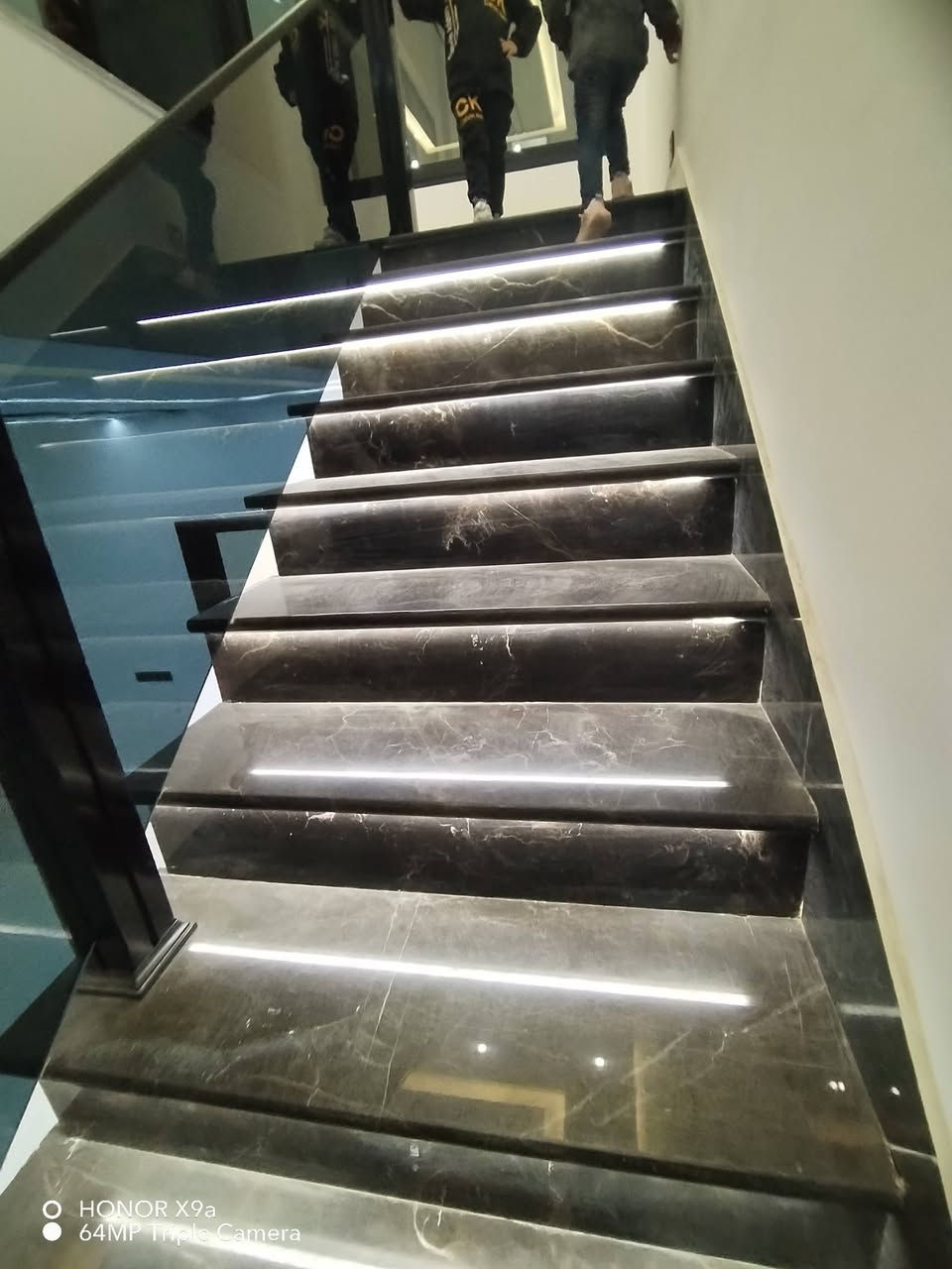 دار حديث للبيع ٢٤٠م حي الأمير يرهم مراوس بيت فول طابقين ٤غرف نوم سويت صاله استقبال شغل وتصيمم راقي جدا تفاصيل أكثر تصال ***********احمد الحجيمي او مراجعه مكتب ابو صلاح للعقار حي الزهراء مقابل القنصلية التركيه
