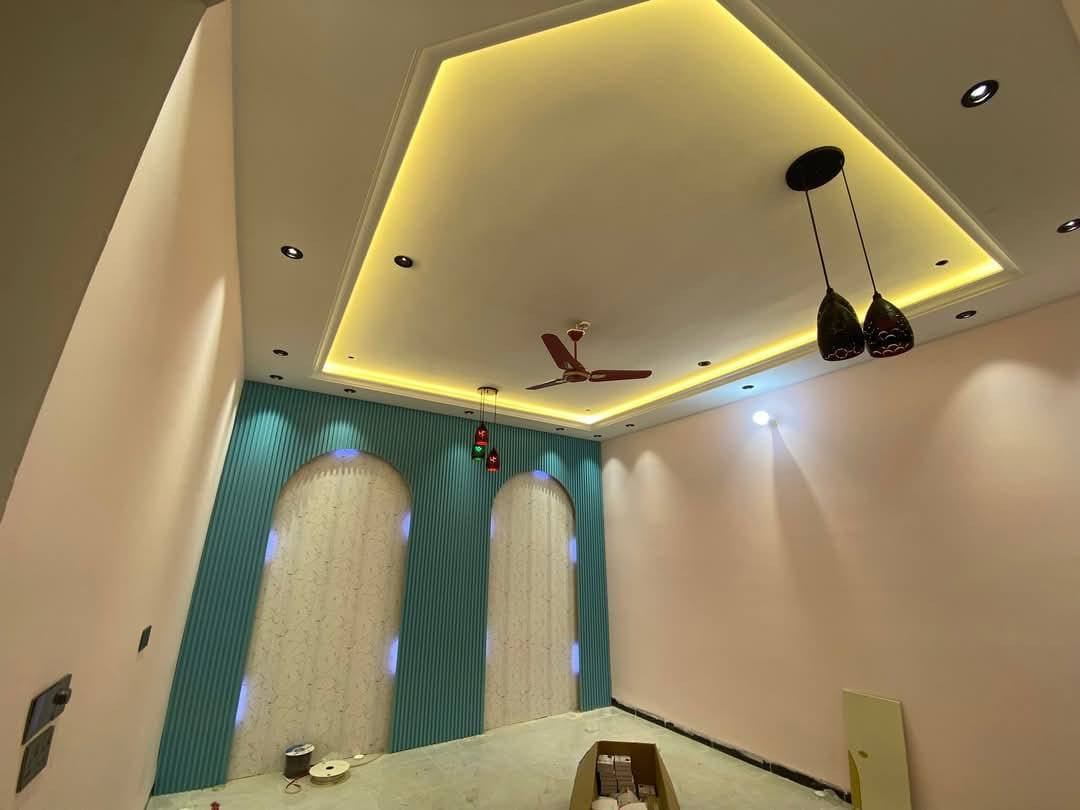 دار للبيع طابو زراعي مع قطعه ارض  تنازل مباشر
ملاحظه تصوير قديم قبل تأثيث
الموقع الصوفيه الشارع اربعين خلف لبسه بخمسه .

المساحه٣٥٢ متر .  

يتكون الدار من طابقين ٤ غرف نوم .. 

الطابق الاول استقبال صاله مطبخ كبير كراج سياره حديقه  غرفة نوم وغرفه اطفال صحيات خارجيه و داخليه.. نضام سويت

الطابق الثاني  غرفتين صاله صحيات بلكونات للغرف..

الفيديو موضح التفاصيل كامله 

الدار كامل.  بناء 2025.. 

للاستفسار والتواصل 
***********
‏‪0776 599 8620‬‏
