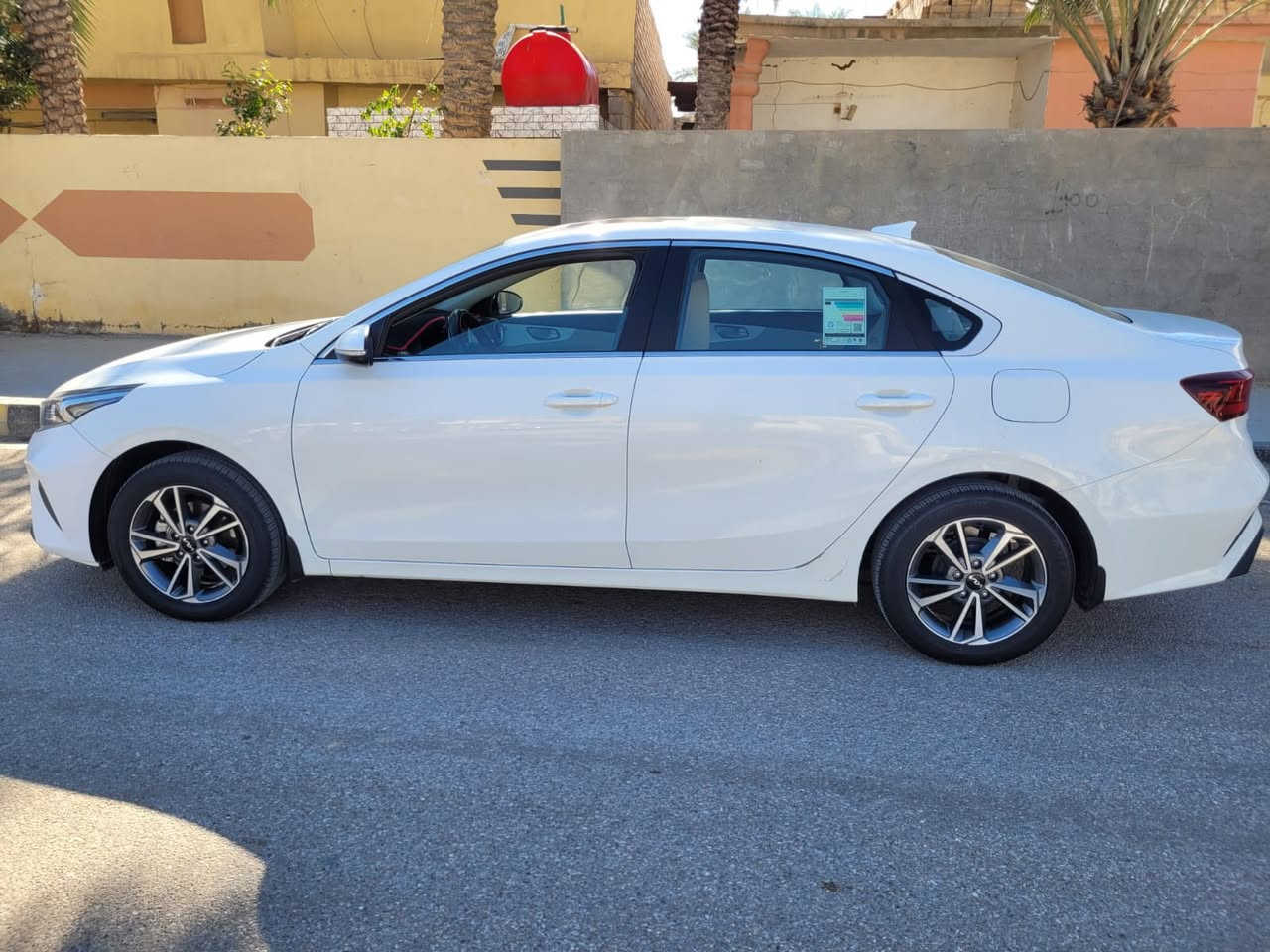 سلام عليكم شباب سياره سيراتو 2024 محرك 1600 فول موصفات مكفوله ما عدا شبر بيه بارد الجاملغ الخلفي ***********ماشيه 78 كيلو متر خليجية
