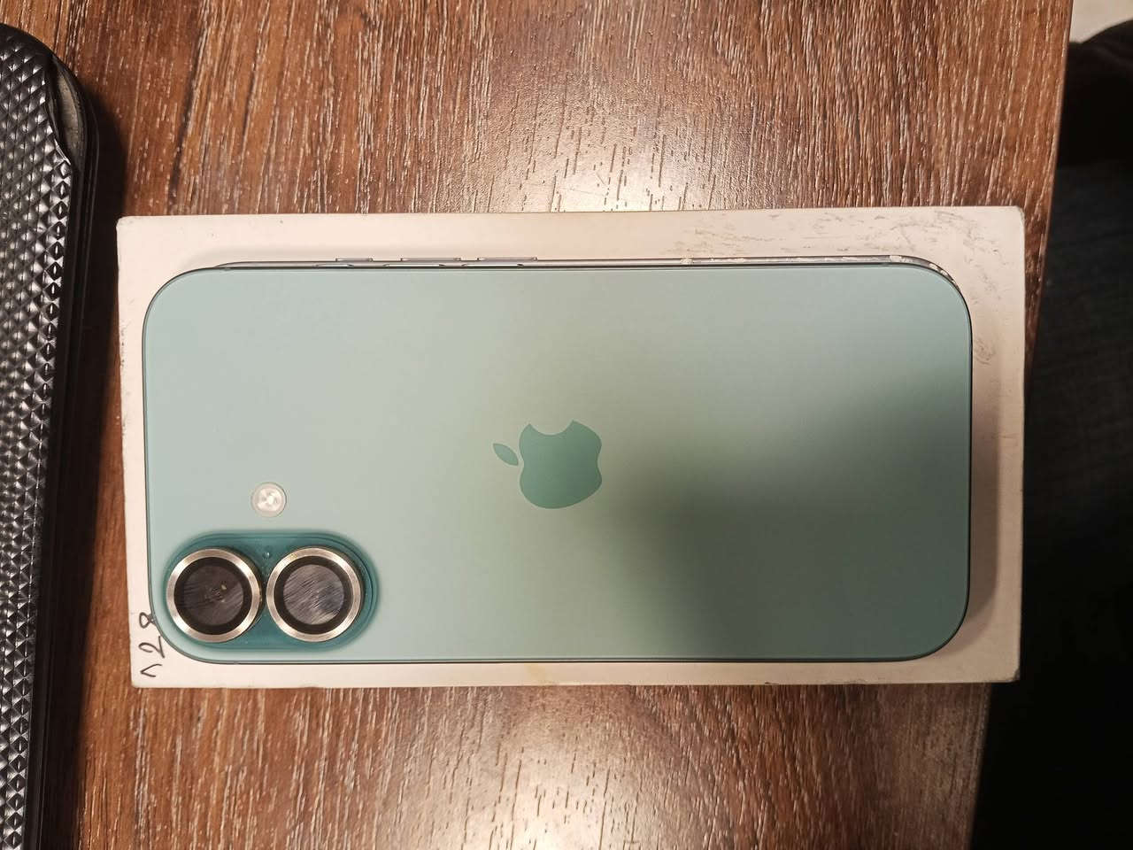 السلام عليكم ايفونن 16 عادي 
ذاكره 128 
بطاريه 95 
نضافه 100 
مع كارتونه 
السعر 850 عنوان بغداد ***********
