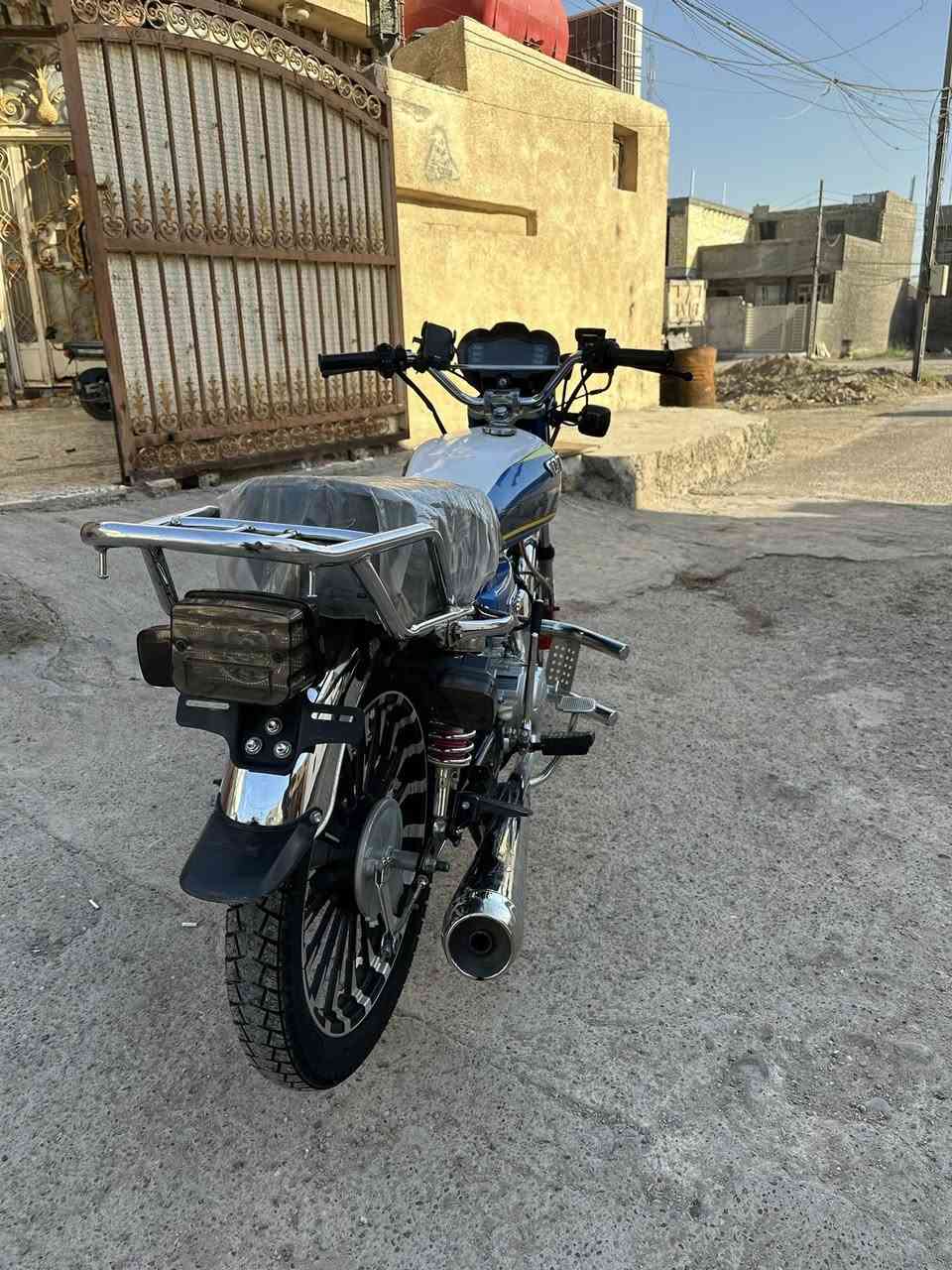 السلام عليكم اخوان للبيع دراجه  سونك  موديل 2025الدراجه محرك 200
الون بحري الدراجه ليره ماناقصها بس تخم اشاير 
وعداد السعر المطلوب ٧٠٠وبيها مجال 
***********
