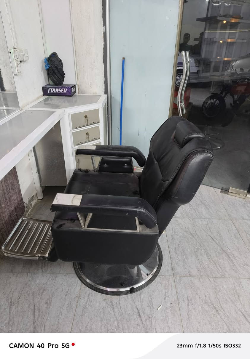 السلام عليكم
للبيع ميز ومرايات ورفوف مال حلاقه طول حوالي ٥ امتار نضافه فول سعرهه ٢٥٠ 
وكراسي حلاقه شبح سعر الواحد ٣٥٠ 
الاسعار قابله للتفاوض
للتواصل 
***********
