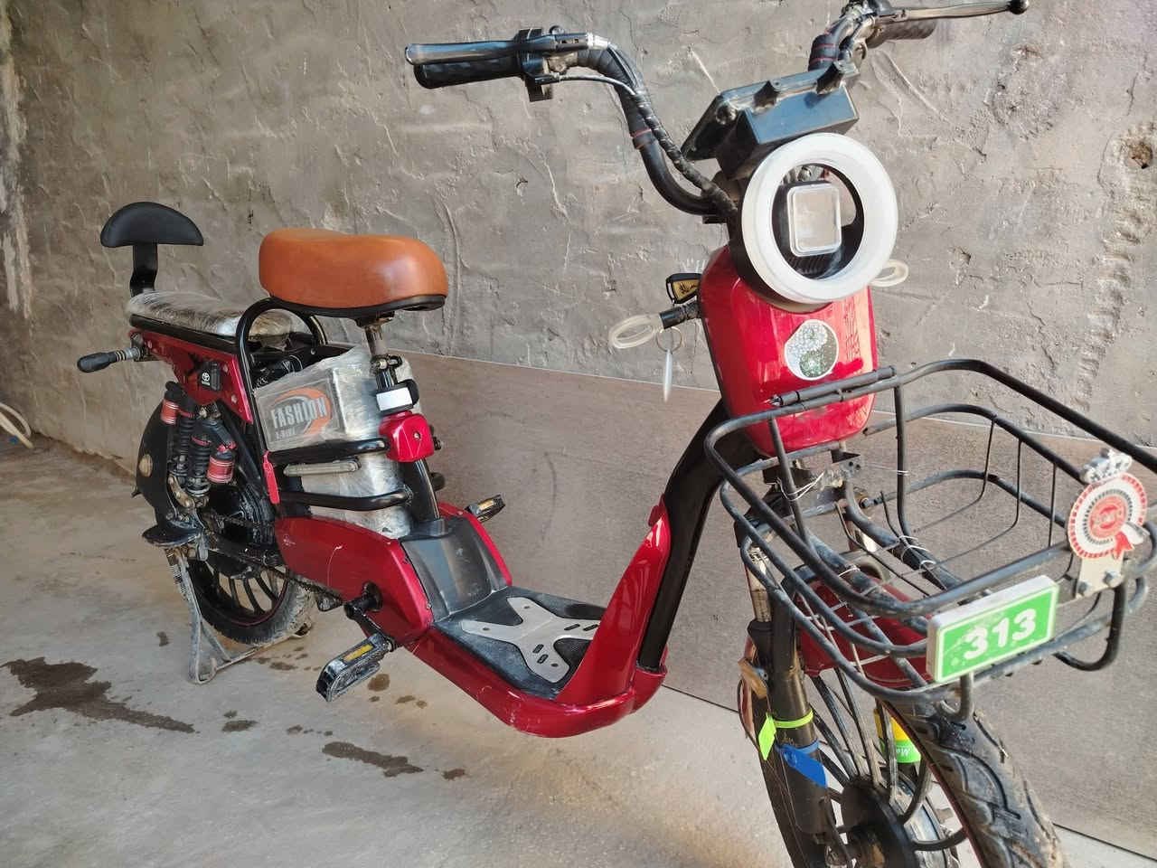 السلام عليكم 
للبيع دراجه شحن حجم 20 
4 بطاريات 
4 سرع + بصمتين تشغيل عن بعد
مكاني النجف حي العسكري مقابل شارع السبيس
السعر 300
الرقم ***********
