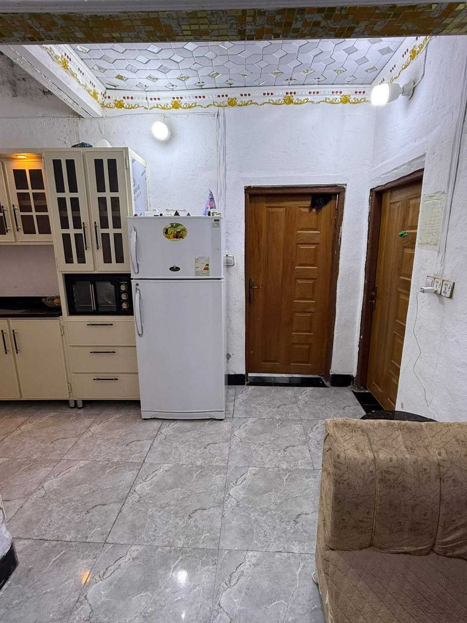 بيت للبيع بل تجاوز قرب مدرسة جبل عامل 
عل شارع الرئيسي مساحة البيت تقريباً 250 متر بي استقبال او هول او غرفتين نوم او مطبخ حار او باردسقيفه كدام البيت سندويج او الممر خلف البيت هم مسقف سنويج 
صحيات بناء جديد صب مغلفات داخل او خارج سيراميك تأسيس ماي اومجاري او كهربائيات كله جديد كراج يتسع ثلاث سيارات اوحديقه البيت مرتب او نضيف مشي بي معاملة تطويب السعر 32 للاستفسار ***********
