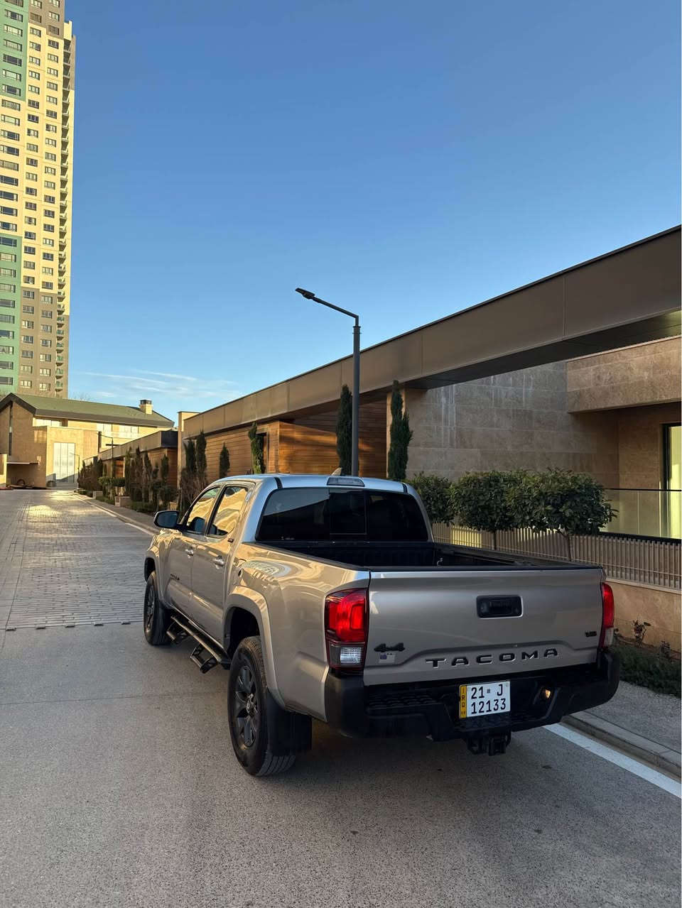 ‏Toyota Tacoma 2023
تويوتا تاكوما ٢٠٢٣

مواصفات SRS
(شاشة-الكاميرا الخلفية-رادار-كشن كهربائي تحكم ستيرن-لايت زينون-)
‏AWD-دفع رباعي

مكينة ٦سلندر حجم ٣.٥لتر 
ماشية ٦٨٠٠٠ فقط

السيارة كلش حلوة و نظيفة 
بس مكانين تعديل بارد  بجم كبس
رقم الشاصي 
‏3TMCZ5AN7NM475112

رقم سليمانى
مكفولة من كير و محرك و كهربائيات

و ب سعر(2٧٥$)ورقة و بيها مجال للطيبين

مكان السيارة 
سليمانيه
‎رقم موبیل
*********** السليمانية, العراق
