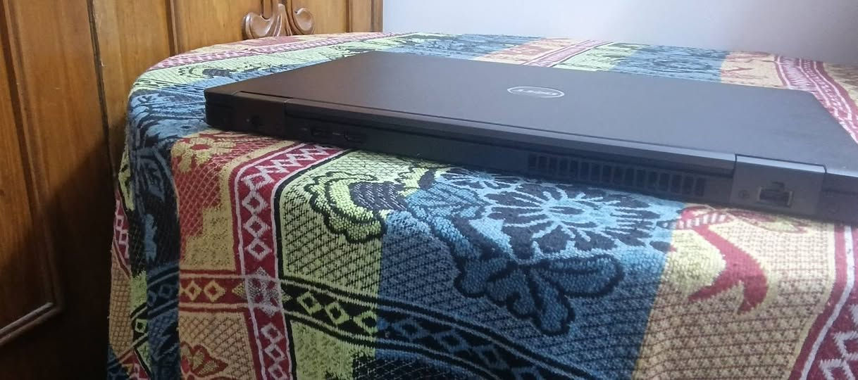 💻 لابتوب عملي وأنيق مناسب للدراسة، الشغل، والتصفح اليومي.
💻 للبيع: لاب توب Dell Latitude 5580 (إصدار الأداء العالي)
​جهاز عملي وقوي من فئة الـ Business Class المعروفة بتحملها وأدائها المستقر. إليكم كامل التفاصيل الفنية:
​🚀 الأداء والمعالج
​المعالج (CPU): Intel® Core™ i5-7440HQ بسرعة 2.80 جيجاهرتز.
​ملاحظة: هذا المعالج فئة HQ (أداء عالٍ) وليس الفئة الاقتصادية العادية.
​الذاكرة العشوائية (RAM): بسعة 8 جيجابايت.
​🖥️ النظام والبرمجيات
​نظام التشغيل: Windows 10 Pro (أصلي).
​نوع النظام: 64-bit.
​وضع الـ BIOS: يعمل بنظام UEFI الحديث.
​🛠️ المواصفات الإضافية
​الموديل: Dell Latitude 5580.
​اللوحة الأم: Dell الأصلي.
​حالة النظام: مستقر ويدعم التشفير والأمان المتقدم.
​💡 يتميز هذا الجهاز بتصميمه المتين المخصص للاستخدام الشاق، وهو مثالي للمهندسين، المبرمجين، أو الطلاب الذين يبحثون عن أداء ثابت.تصميم متين وجودة تصنيع عالية من Dell 💪
✅ شاشة واضحة ومريحة للعين
✅ كيبورد احترافي مريح في الكتابة
✅ منافذ متعددة (USB – VGA – LAN – HDMI)
✅ أداء مستقر وسريع للاستخدام اليومي
✅ حالة ممتازة ونظيف جداً
🎯 مثالي للطلاب، الموظفين، وأصحاب الأعمال
📍 جاهز للاستلام
💰 السعر مناسب وقابل للنقاش 450 الف ***********
