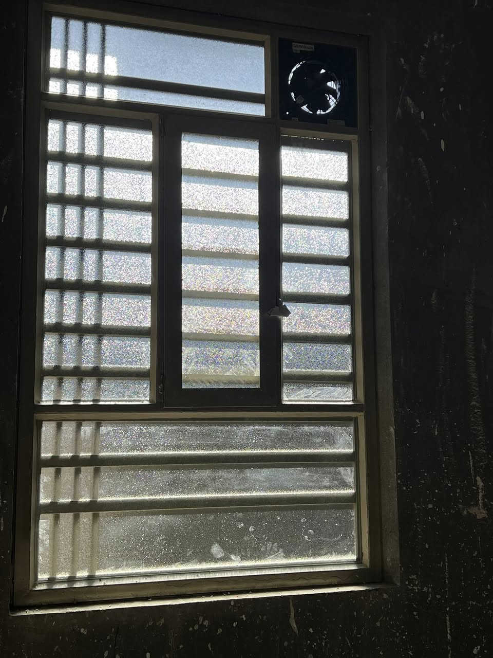 متوفر جميع نواع الزجاج العادي والعاكس 
والديكور الذهبي والضبابي 

3ملم 4ملم 6ملم

العنوان الناصرية  الموحية شارع السبيس قرب شارع 30
الاستفسار ***********
