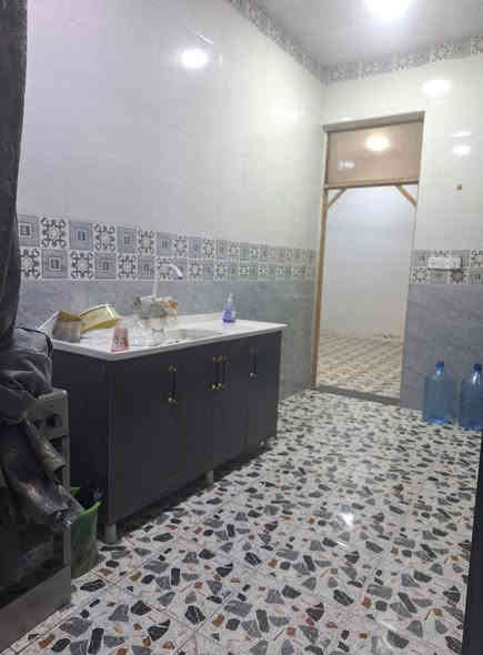 السلام عليكم بيت للايجار زراعي ١٠٠متره حي الاسره شارع ام الحسن يتكون من غرفه واستقبال ومطبخ وصاله وصحيات  *********** اجاره ٢٥٠ الف
