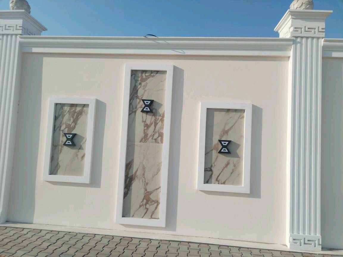 بيت للبيع بتصميم حديث وجميل في موقع مميز. يحتوى على واجهة أنيقة مع تفاصيل فنية وزخارف. المساحة كبيرة وتناسب الحياة العائلية. البناء جديد ومجهز بكل ما يحتاجه السكن المريح.