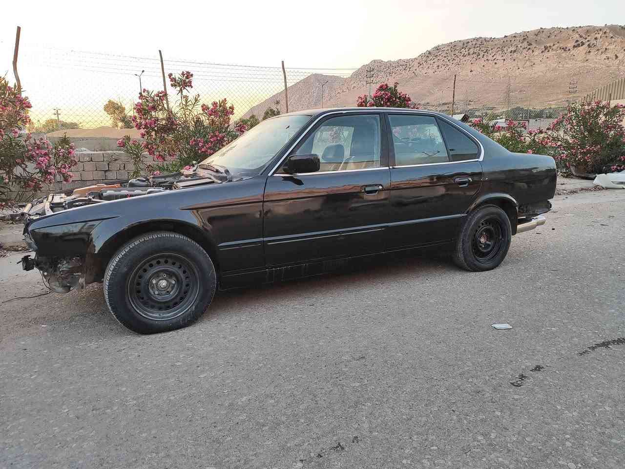 بیئێم بۆفرۆشتن 1992 ڕەقەم نینوی سەنەوی سەوزەکانە بەشەرتی ماڵی کەس نەبێتو کێشەی نەبێت ئەیفرۆشم فول فولە تەنها گێڕی عادیە سەیارەکە مەکینە520کەپسە ماشڵا گێڕومەکینەی لۆکە بەشەرت تابڵێی مەزبوتە تەنها تایەو ویلیو دەعامیەکانی پێوەنیە پێش پانەو ئاوێنە گوێ بەرخە سعری 15گڵا بەس تابڵێی مەزبوتە ماشڵا لەتەکیە دانیشم ***********اسیا***********
