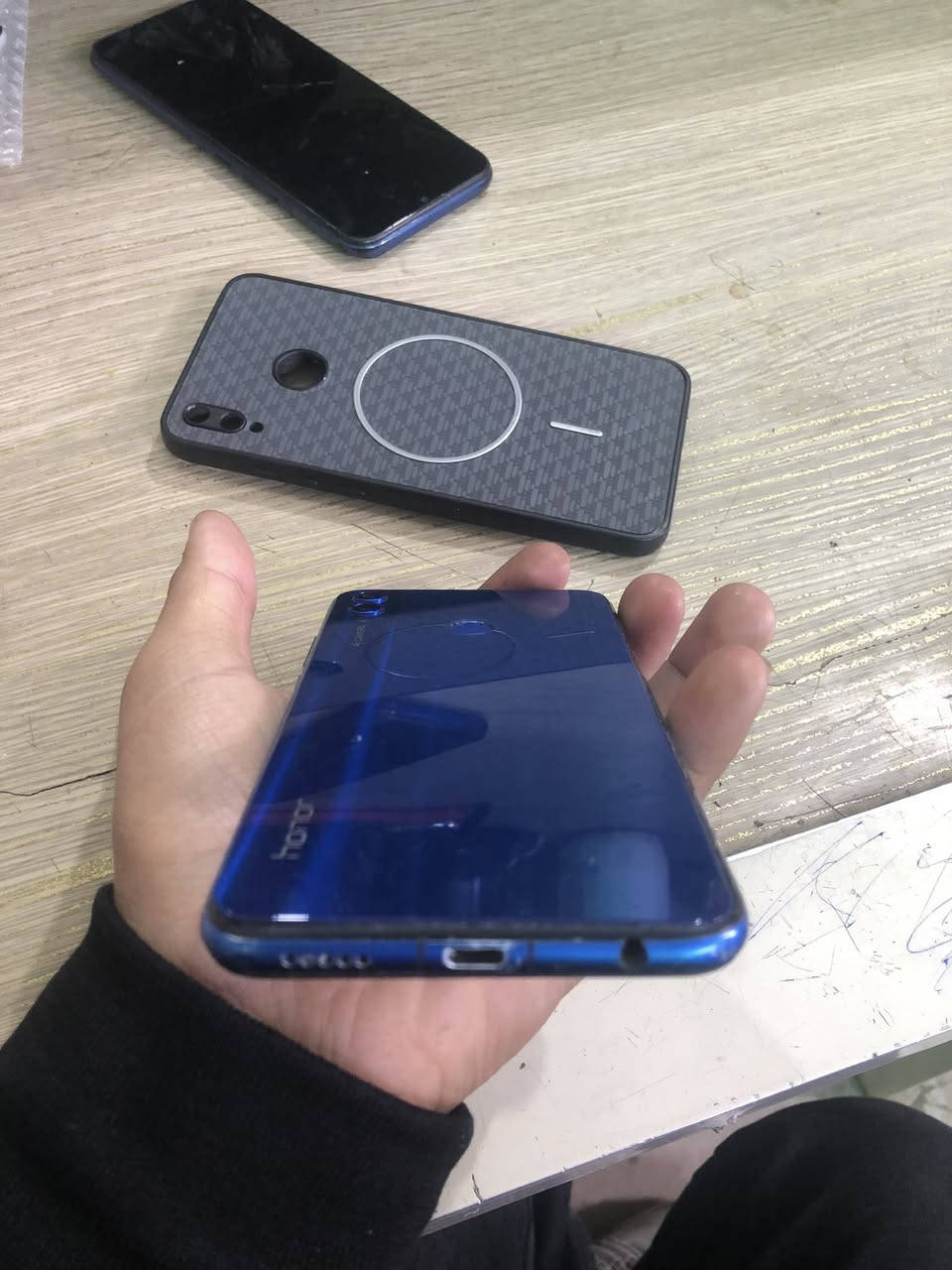 سلام عليكم هونر x8 الجهاز كله بلاد وشغال فقط مبدل ضهر ذاكر 128 سعر 80 وبي مجال عنوان واسط داموك رقم ***********
