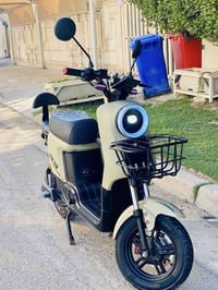 دراجه شحن R9 ونلي  موديل 2025 استعمال شهرين  5 بطاريات ع الفحص  4 نمر ...