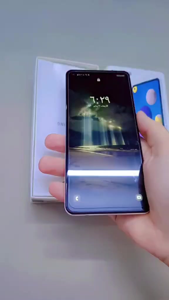 تلفون سامسونج ذاكرة ٦٤ نظيف مامفتوح وياباكيت وشاحن بلادي للبيع السعر ١٢٥ وبي مجال وللاستفسار واتساب *********** المكان الدورة
