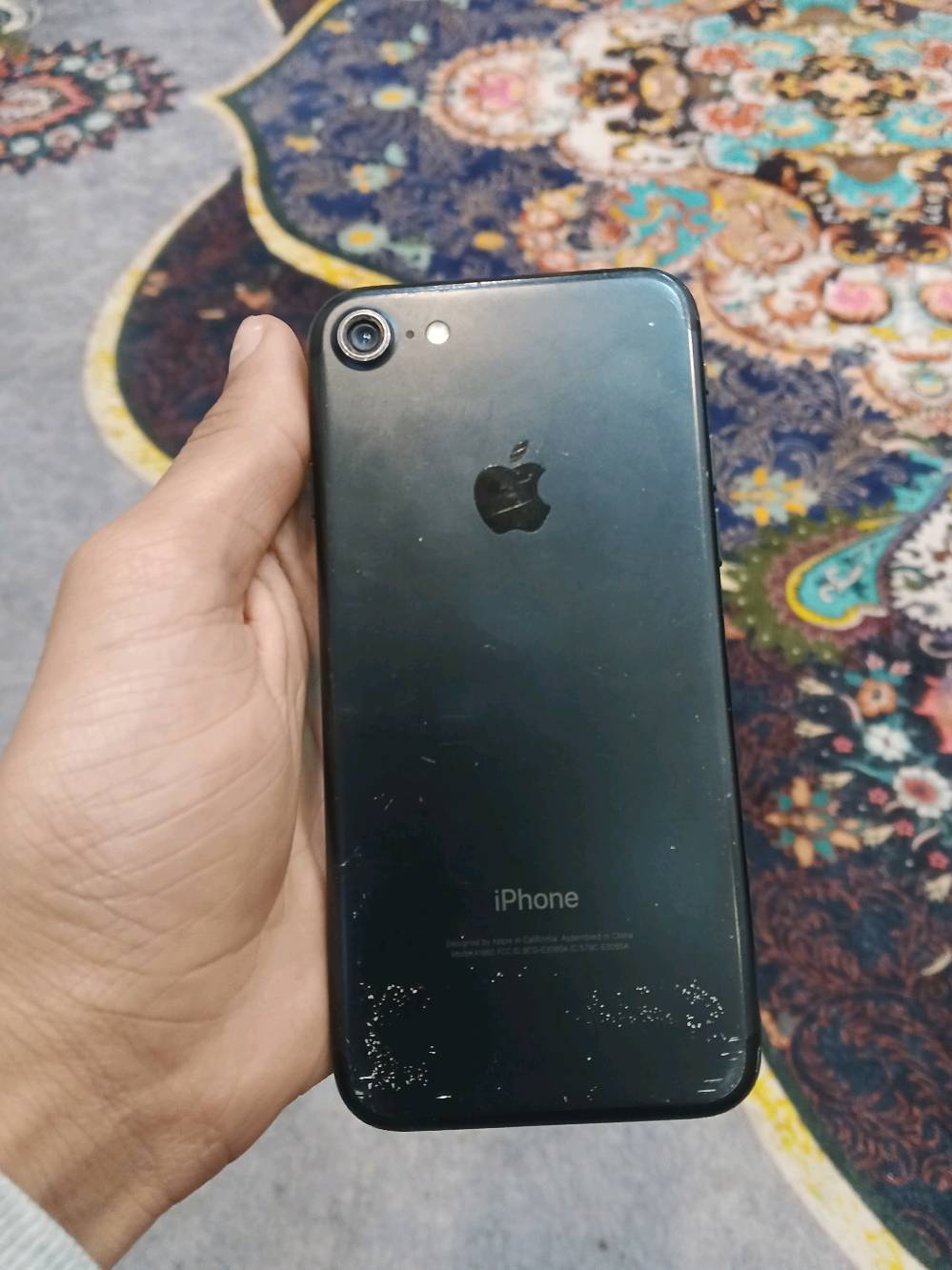 iPhone 7 للبيع. اللون أسود وبشوية خدوش عالظهر. الجهاز شغال بشكل جيد ويجي بدون أكسسورات.
