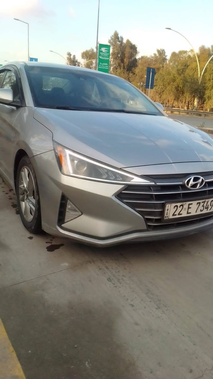 هيونداي إلنترا 2020 se  وارد امريكي 
كير AT
محرك دوش 2,0 4 سلندر 
مواصفات
 شاشه لمس تدعم ابل كار بلي و اندرويد اوتو 
تحكم ستيرن جهتين 
اوامر صوتية 
كير اوتو و عادي 6 سرعات 
تبريد مناخي منفصل قطعتين 
تحكمات كشن 
بريك تلقائي 
هيتر امامي وخلفي للجام 
كامرة خلفية  
وبعد مواصفات
السياره  لا بيها تبريد ولا صبغ  بس تعديل بارد   السيارة ماشية 86 الف ميل قابل للزيادة 
للاستفسار الاتصال على ***********
