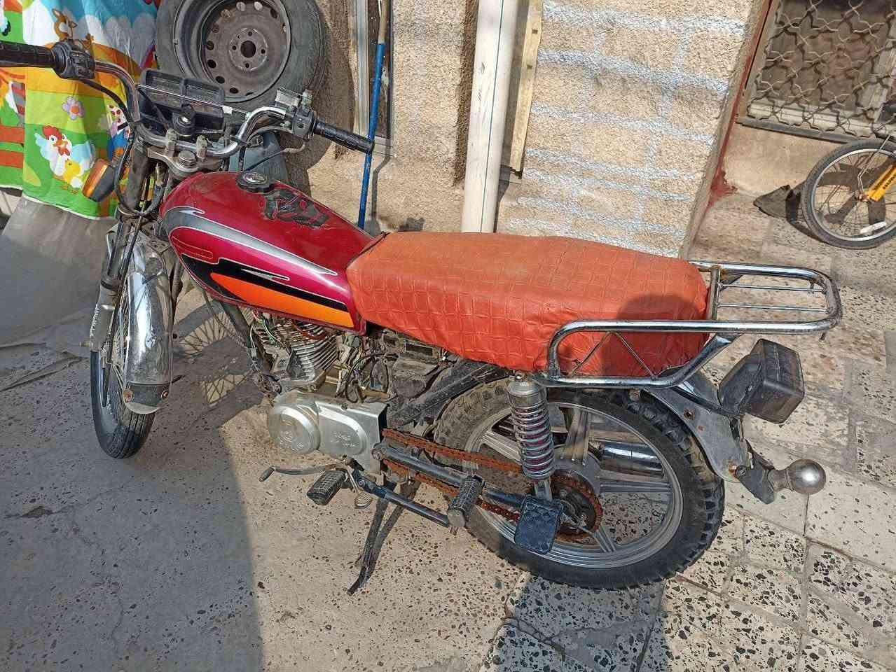 دراجة 4 كير موديل 2023 للبيع - سعر  (300 ألف)
المواصفات والحالة:
الموديل: 2023 (4 كير).
المحرك: مجفت مرة واحدة، الدراجة حالياً متروكة.
الوضع الحالي: تشتغل هندر واحد وتطفى (محتاجة بس إدامة بسيطة وتبديل دهن )
النواقص: (طبلة بريك خلفي + لاستيكات ويل) وموضحة بالصور.
التفاصيل:
السعر: 300 ألف دينار 
المكان: بغداد - حي الجهاد
للتواصل : ***********
ملاحظة: الدراجة بدون اوراق
