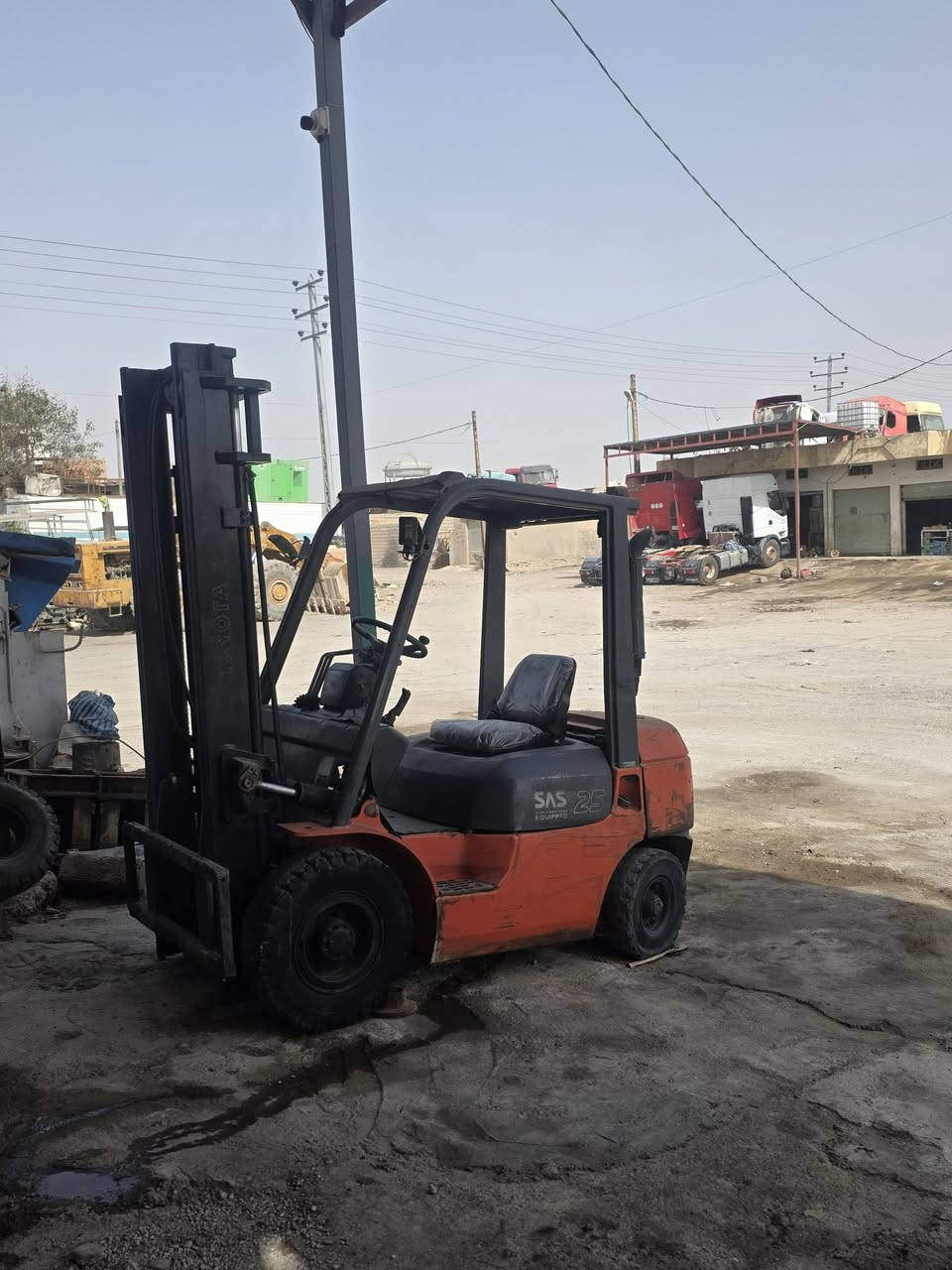 رافعة تيوتا للبيع موديل 2005 طني ونص 3 حركات ***********
