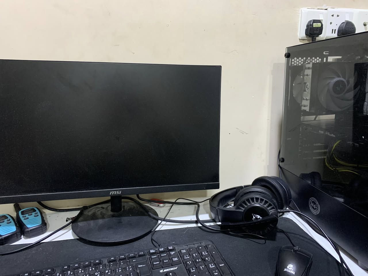 سلام عليكم
متوفر pc و ps3 و iphone 8 و رامات كورسير ddr4 و شاشة و هيدفون مايك 

مواصفات ال pc 
CPU CORE i7 6700
RAM 16GB 3200HZ FURY
SSD 480 GB FUL SPEED
M.B B250 PLUS DDR4
PSU 600W HUNTKEY
GPU RX5500XT 8GB
CASE RGB 4FAN BLACK
CPU COOLER AG400 RGB TAWER

الشاشة
شاشة 24 MSI
‏75HZ
‏IPS
‏5MS

Ps3 
500gb 
فول العاب مهكرة 
من افضل العابه 
Pes2018
Pes2023
Gta 5  كامل مهكرة مود منيو 
Call of duty  مهكرة مود منيو كامل
مدل اوف هونر
العاب ps2 و ps1 
و بي العاب هواي مذكرتها + تكدر تضيفلة هارد و العاب
يربط انترنينت + بي 25 مكتبة العاب نضام هين
يجي ويا 3 يدات اصلي و اكو يدات عاطلات همات اذا تريدهن اخليهم وياه

Iphone 8s
64gb
التلفون نضيف جدا 
مفتوح بغرض تبديل باتري 

للتواصل خاص او واتساب ***********
