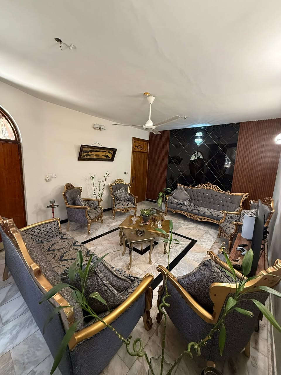 السلام عليكم بيت للبيع مع الاثاث طابو صرف مساحه واقع حال 125m السند 100m بيه كراج + حديقه طابقين طابق الاول بيه استقبال جبير و مطبخ حار وبارد وخدمات صحيه وغرفه وطابق ثانيه بيه ثلاث غرف 
للاستفسار ***********
