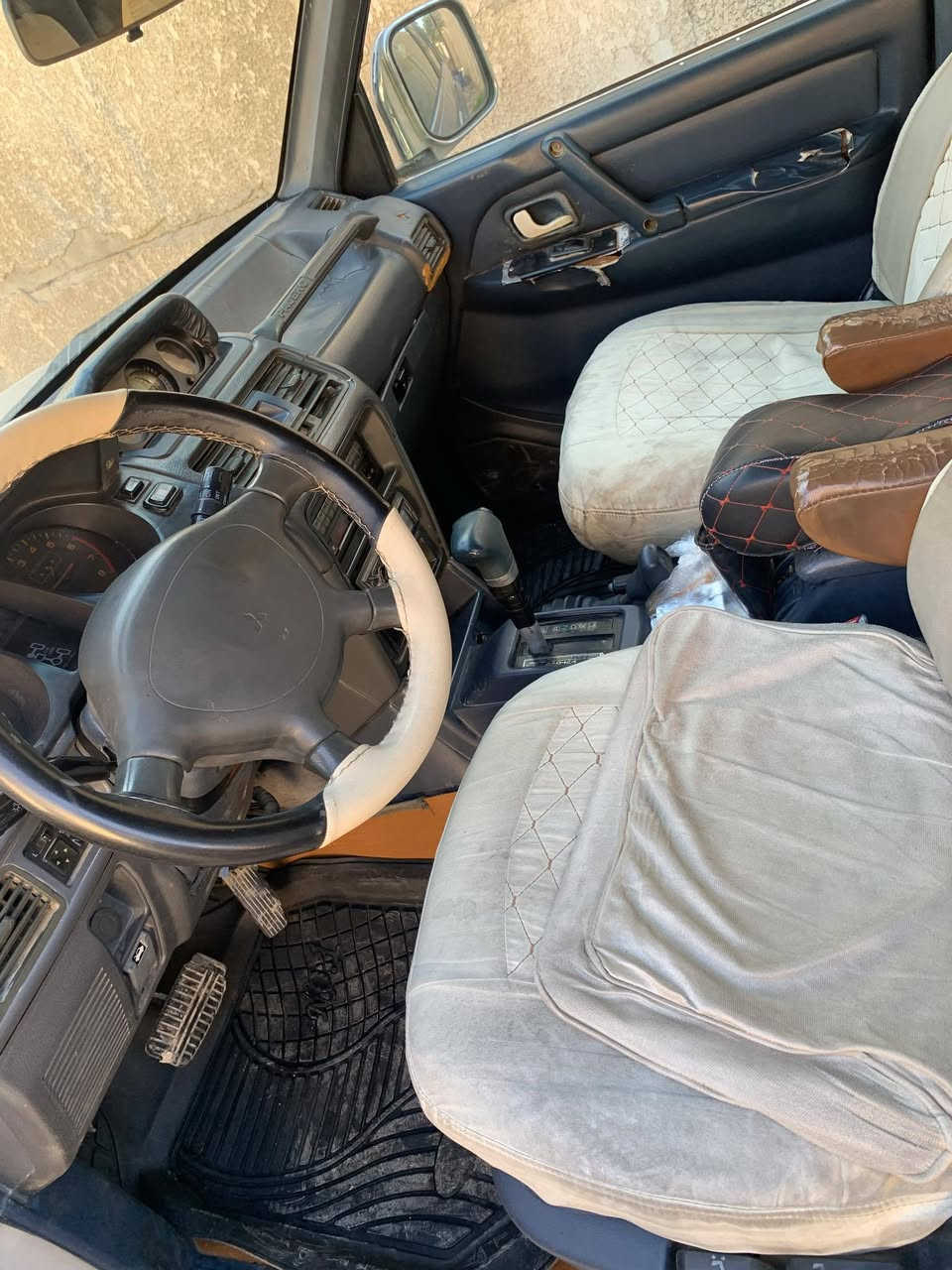 السلام عليكم 
باجيرو ٩٢ سيارة عله بلاد 
كير واتو جديد 
مكينه بيهه تنقيص 
صدر جديده 
تخم تايرات 
سنويه بسمي 
لسعر ٤٧ وبيهة مجال 
مكاني بغداد ابوغريب ***********
