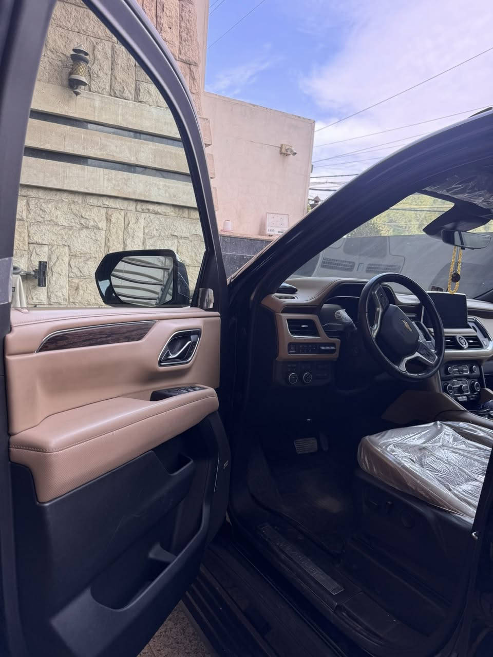 السلام عليكم 

 بيع فقط  

تاهو 2023 (خليجي) وكاله المنصور

موصفات (بريمير ) فول١/١ (جكات)

كفاله عامه بيها بارد بالجاملغ الامامي 
وصبغ شبر فوك يدة الباب الخلفي

ماشيه 30 الف كيلو 

داخل جديد لك حته الكاعيات مالتها بعدها بختم الوكاله ممفتوحات بجنطه
 والسماعات مع كل الملحقات

السعر 54000$  بيها مجال بسيط 

-مكان سياره  بغداد( الكاظميه )

*********** موجود واتساب
