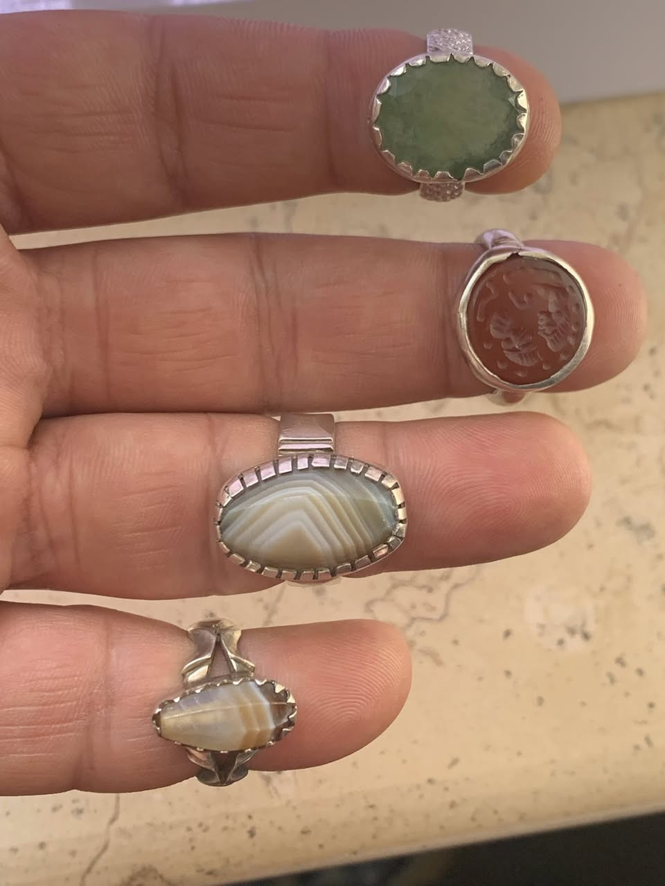 السلام عليكم محابس فضة وزن ثقيل الحجر اصليه امانه الله كل واحد بسعرة الاستفسار على داخل خاص او الاتصال واتساب على رقم الهاتف ***********
