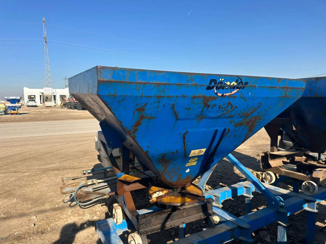 السلام عليكم للبيع باذرات حجم خمس وزنات يداه عداد (2) وحداه نوعيه دوندرباب اول ثانيه عاديه مكفولات جاهزات شرط الشغل + كاروظه عمل ذنون اصلي جديد غير مستخدام العنوان واسط الزبيديه للستفسار اتصل ***********
***********
