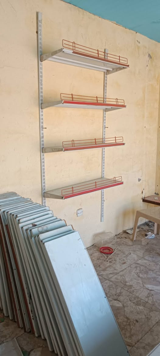 رفوف للبيع خمسين قطعه مع مجمده مع ميزان كتروني ***********
