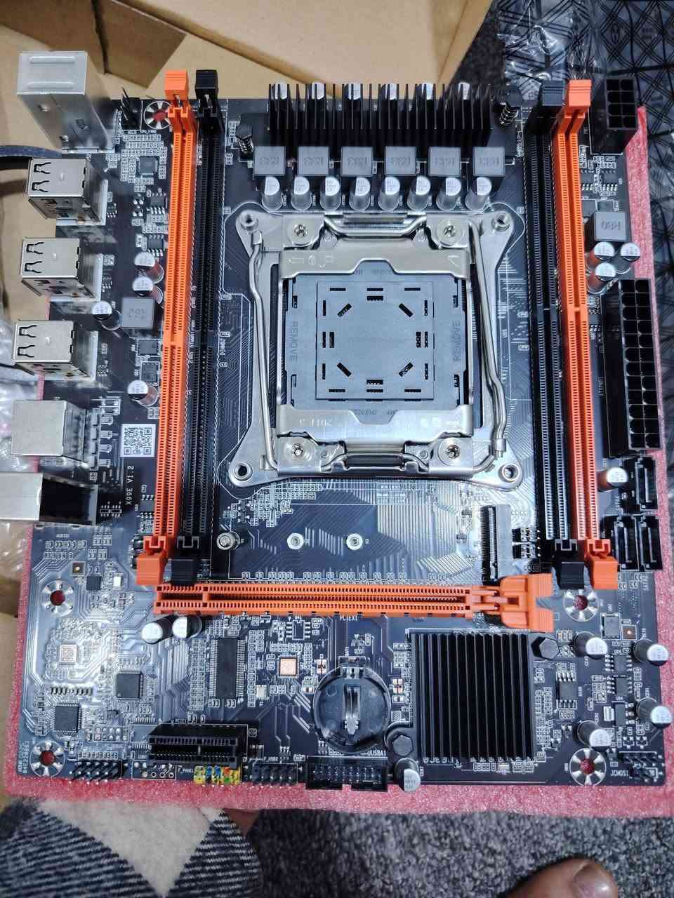 هذه اللوحة الأم (Motherboard) هي من نوع MOUGOL X99 Gaming والمصممة لمنصة LGA2011. 
نوع المعالج: تدعم معالجات Intel Core i7/Xeon E5 على مقبس LGA2011.
الذاكرة: متوافقة مع ذاكرة DDR4.
التصميم: تأتي بمشتتات حرارية سوداء وفتحات PCIe برتقالية.
خلي سعرك


**إذا كنت صاحب هذا الإعلان وتريد حذفه لأي سبب، رجاءا أرسل رسالة إلى الدعم الفني**