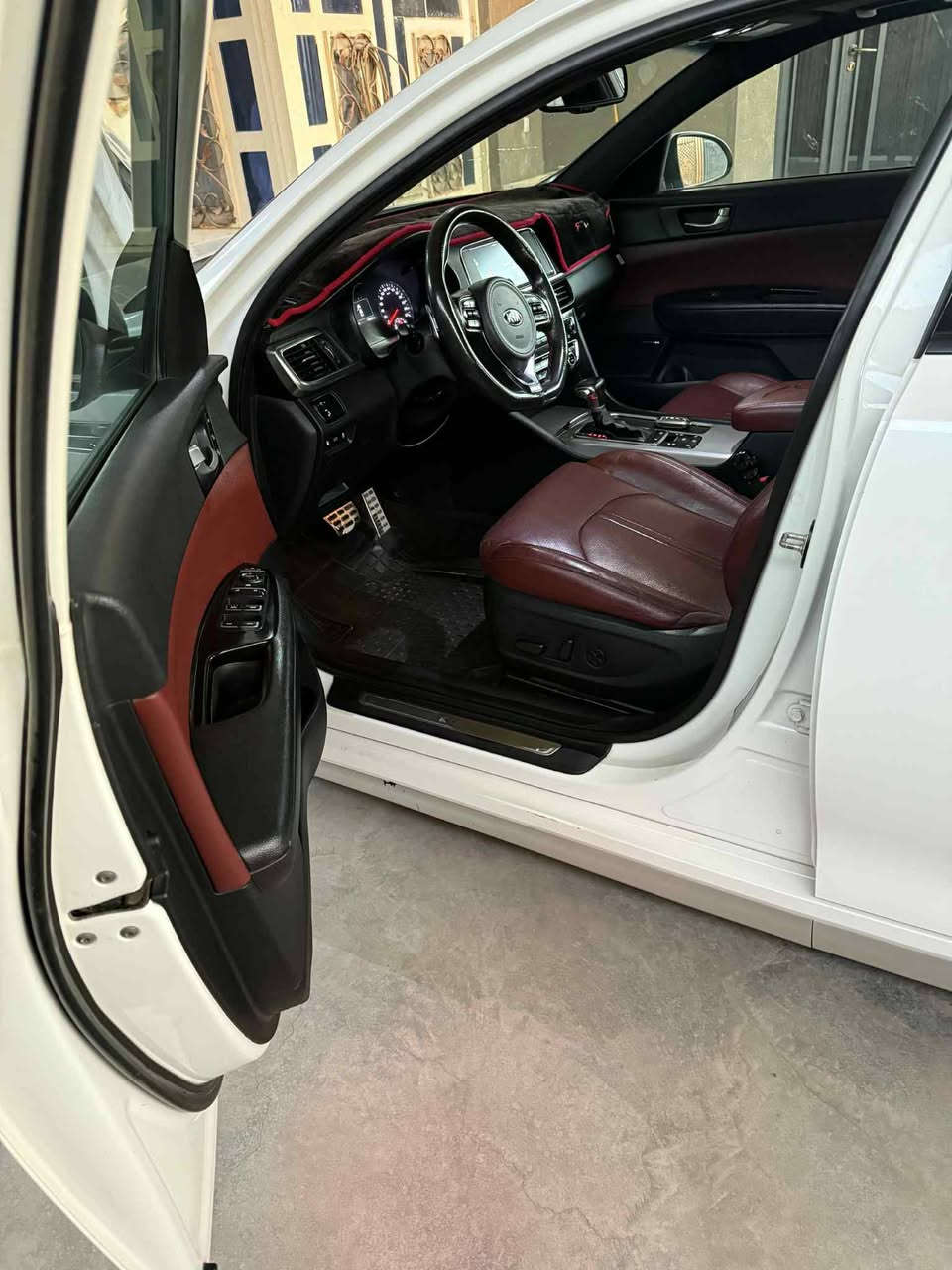 كيا اوبتما جي تي لاين خليجي
السياره مكفوله كفاله عامه من الصبغ والضربه
مواصفات vip1/1
مكينه 2400 ماشيه 132
لون ابيض صدفي 
دخول ذكي بصمه تشغيل وبصمه ابواب 
رقم بغداد جديد باسمي شخصياً 
تبريد بيانو قطعتين منفصل 
بانوراما سقف كامل ثلاث حركات 
ستيرن اسبورت رياضي 
تدفئة ستيرن مع فول تحكم ستيرن 
شفتات سرعه ثلاث انضمة قياده 
كشنات جلد كهربائيه تدفئه تبريد مع تخزين وضعيتين قياده 
الكشنات الخلفيه ايضاً تدفئه تبريد 
حساسات امامي وخلفي 
لد امامي خلفي ليزر 
لايت زنون ناصي عالي متحرك مع حركه الستيرن 
رادار تنبيه عند اقتراب سياره من الخلف او الجوانب 
دسكات رياضي عدد 4 جي تي 
ويل سبورت حجم 18
حساسات ضغط هواء الاطار 
نضام نزول منحدرات اوتو هولد 
صندوق نضام ذكي فتح الجنطه عند الاقتراب من السياره 
سستم نضام الصوت harman/kardonمع مضخم صوت عدد 2
هاند بريك بصمه كهرباء 
بردات خلفيه شركه 
نضام شحن الهاتف واير ليس لا سلكي 
المري كهرباء شفط قلابه مع رادار جانبي 
4 كامرات 360 درجه 
وبعد هواي مواصفات ما مذكوره 
مكان السياره : بغداد 
السعر : 185 بيه مجال بسيط 
***********
