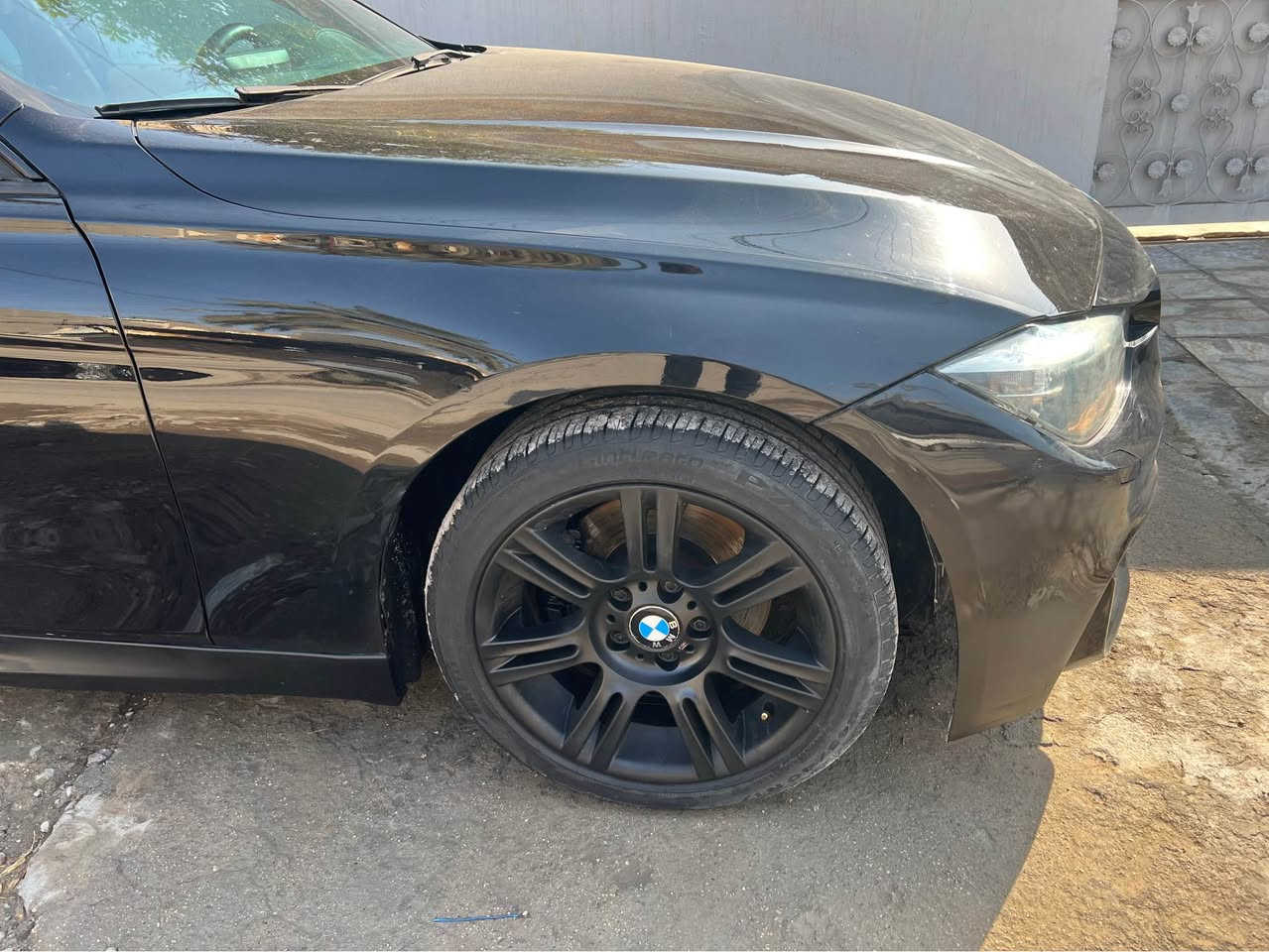 BMW 320 i  
مرحبا سيارة جديدة بمعنى الكلمة داخلة كلين وللعراق انطخت 
بلجاملغ الخلفي نصة مصبوغ   واني صبغت سطح الجنطة اثر جراد بسبب الدرع  كلشي تمام الحمدلله ***********
السيارة عندي وكالة حق التحويل بغداد, العراق
