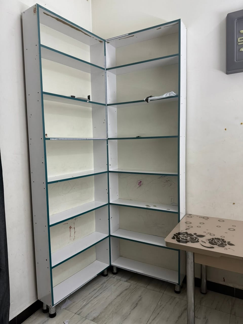 ميز مكتبي عرض متر و 80 مع ميز طعام يتزغر اويتكبر
بدون كراسي مع فاترينات عدد 2 
السعر كلهن 250 الف 
الرقم ***********
