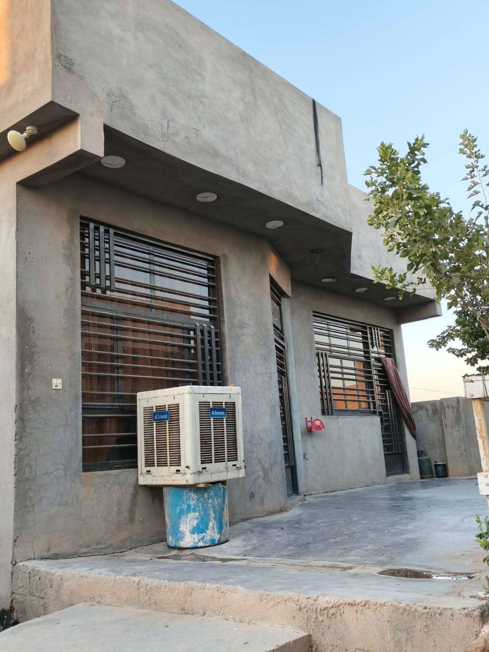 ​🏡 بيت مميز للبيع - بمساحة إجمالية واسعة وموقع ممتاز 🏡
المساحة الكلية للأرض: 550 متر مربع. عقد 35 قابل للتطويب حسب قرار رئاسة الوزارء الجديد .
مساحة البناء (البيت): 180 متر مربع.
​🔹 تفاصيل وتقسيم البيت الداخلي:
​غرف النوم: يحتوي البيت على (3) غرف نوم واسعة جداً وبمساحات مريحة (قياس كل غرفة 5 *5 متر).
​ أيضاً يحتوي على استقبال ضيوف بمساحة 8*5 متر
وصالة بمساحة 8*5 متر
ومطبخ بمساحة 7*5
​🔹 يحتوي أيضاً 
​حديقة أمامية: تمنح البيت إطلالة خضراء بمساحة 10 متر 
​حديقة جانبية ضخمة: بمساحة 210 متر مربع
​كراج خاص للسيارة والبيت :  بعرض 4 متر 
​📞 للتواصل والاستفسار:
​رقم الهاتف: [   ‏‪  ***********‬‏]
​العنوان/الموقع: [ بغداد بمساية القديمة ]
