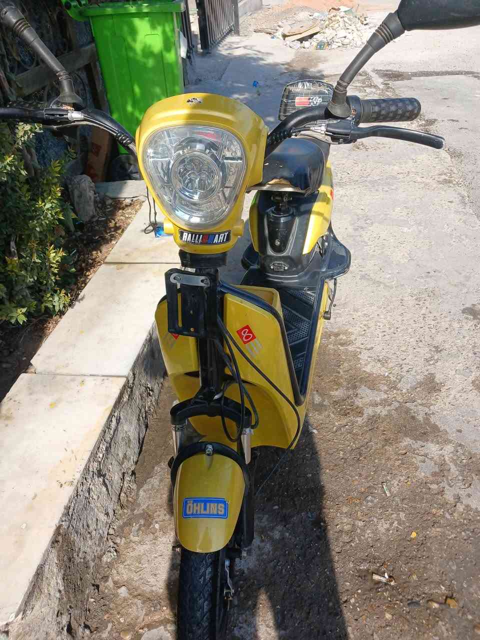 السلام عليكم دراجة شحن حجم ١٤ للبيع نظيفه دراجة كامله مابيه نقص كلشي شغال بيه السعر 225 وبيه مجال  مكاني بغداد حي العامل الأولى واني مكلف بالنشر اتصل على الرقم ***********
