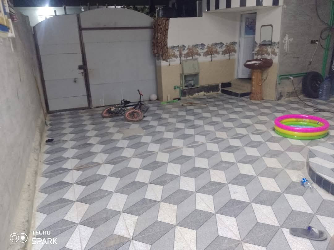 سلام عليكم بيت للبيع بحي الاسرى زراعي بشارع الحسينيه ام الحسن مساحه 150متر يحتوي على غرفتين نوم وصاله مطبخ وستقبال وطرمه جبيره الاستفسار عل خاص او رقم ***********
