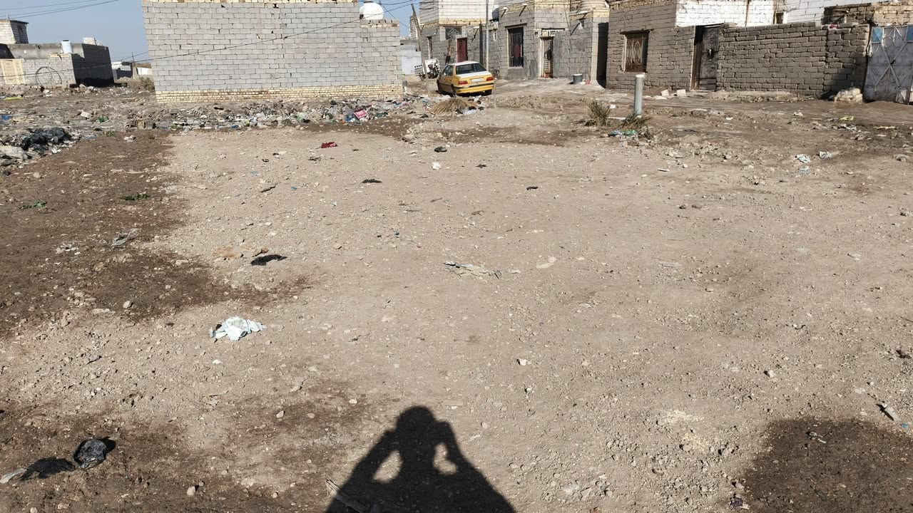 قطعه للبيع 100 متر قرب حسينيه الزهراء منطقة العصوم خدمات كامله شارع عرضه 8 السعر 7ونص وبيها مجال قليل 
متواجد خاص او اتصال على رقم ***********
