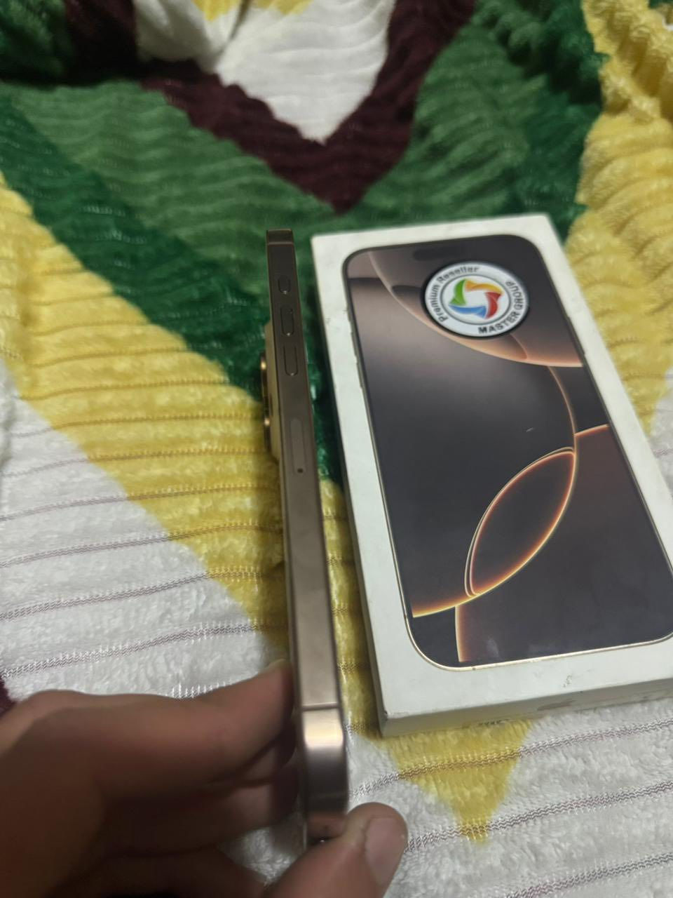 سلام عليكم ايفون 16 برو ماكس لون لمميز صحراوي. 
بطاريه 100 عدد لدورات 205.  
مع كارتونه جهاز ماستر. 
شرق اوسط عربي فول نضافه
سعر 1450. مكاني بغداد الامين الثانيه. 
هـ ***********. اسف عل ايطاله❣️.
