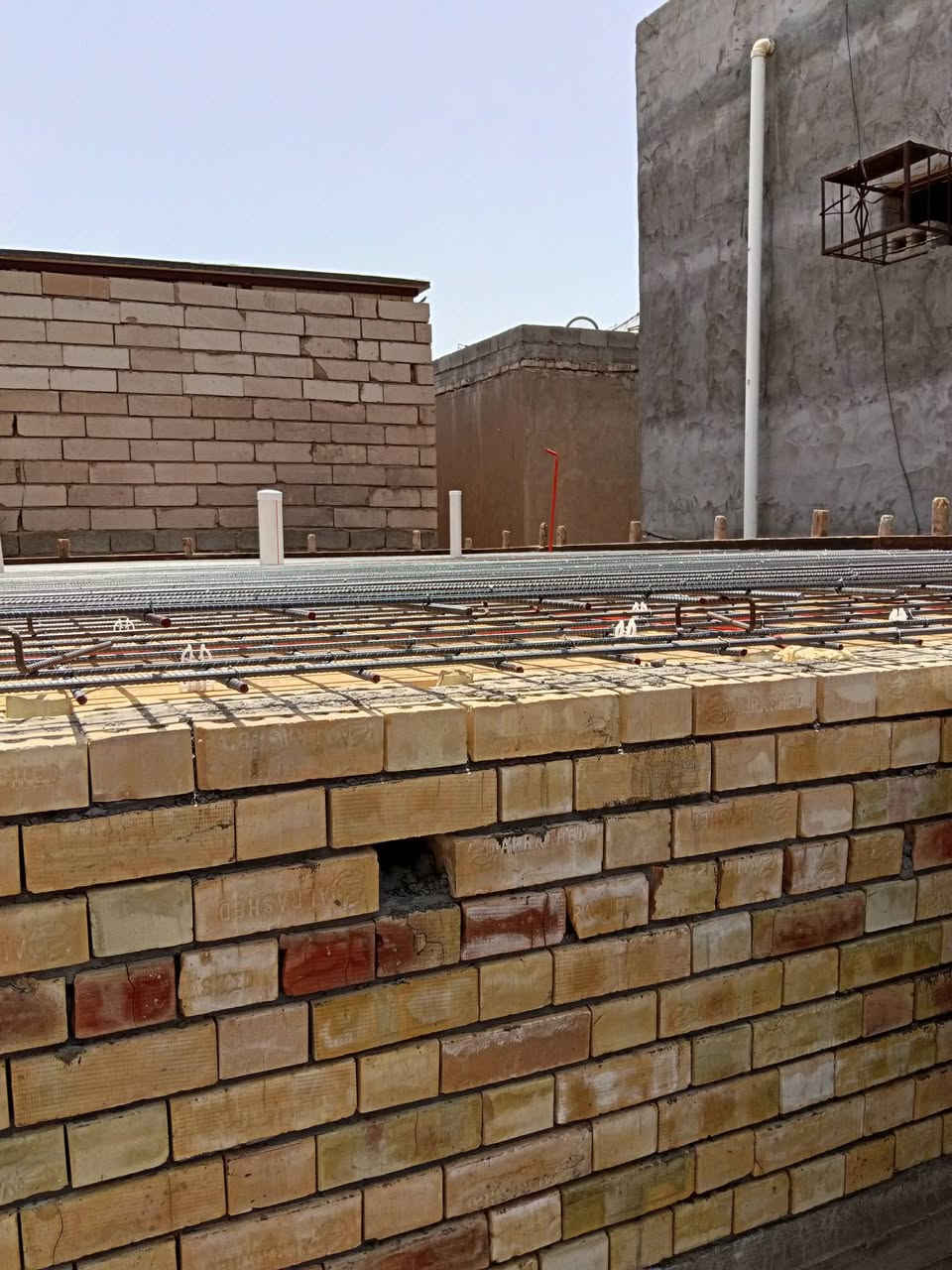 تم بفضل الله تعالى وبركاته صب سطح مساحته 100 متر في القبله حي الشهداء التوفيق للجميع ان شاء الله اخوكم احمد النجار لجميع اعمال النجاره والتسليح والصب ***********
