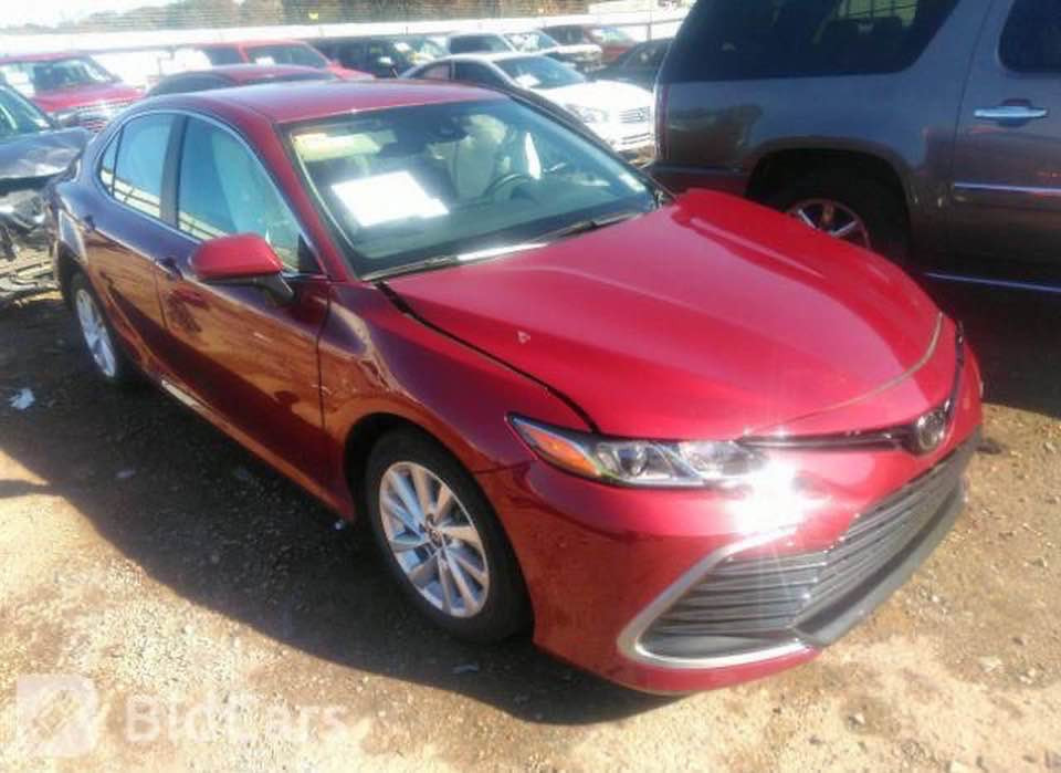 السلام عليكم : كامري موديل 2021 مواصفات LE محرك 2500 بنزين ماشيه 83الف حادث باب وجاملغ صور الحادث بالمنشور سياره جاهزه وبدون اي نقص السعر 180 مكان السياره بغداد اليوسفية 
***********
