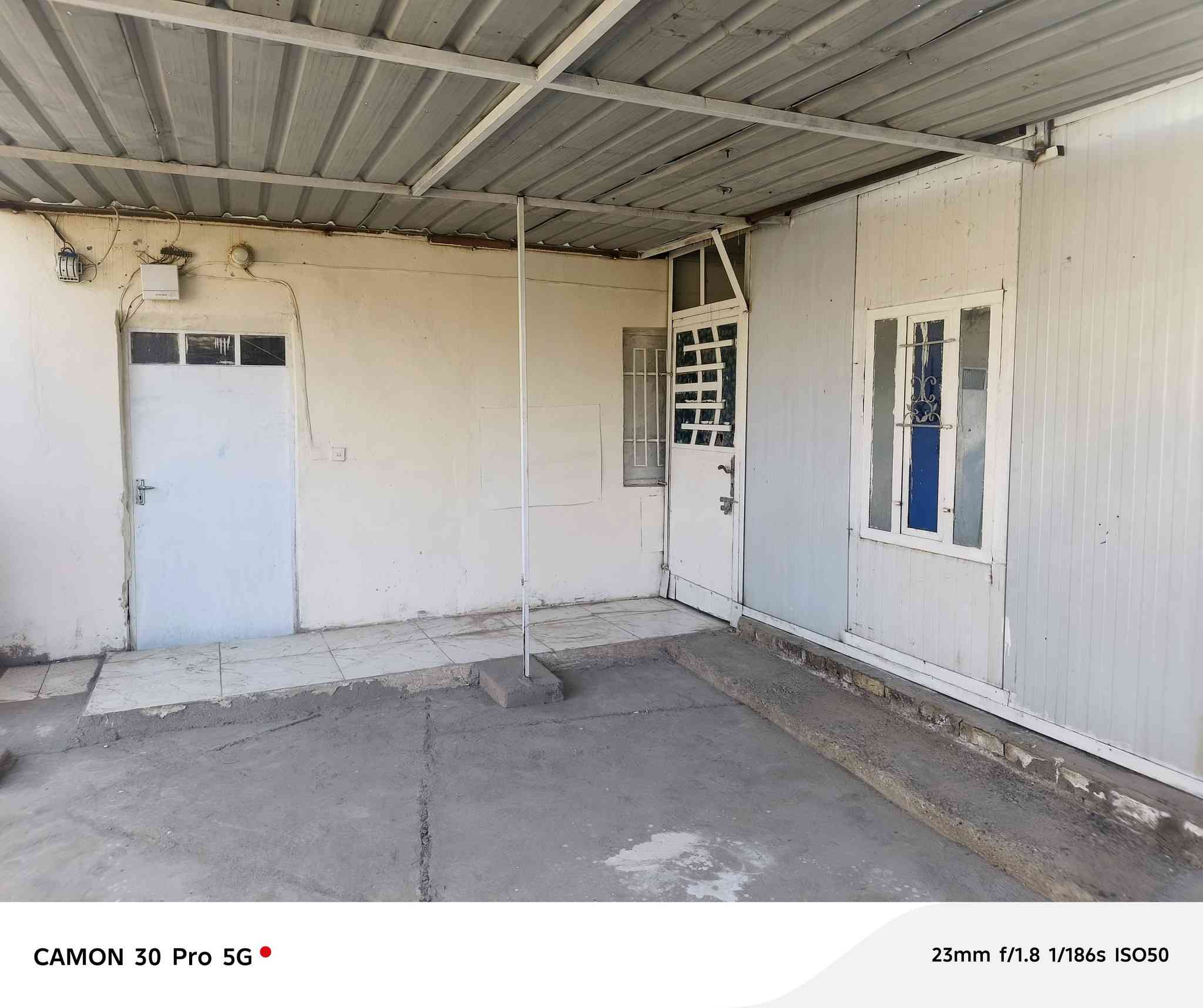 طابق ثاني للأيجار البناء القديم   ونظيف كلش  بالسراي مقابل الطابو الجديد خلف مكتب بارق درج مرتب  غرفتين ٤*٦و ٤*٥مطبخ٢ونص*٣ونص سندويج طرمه سقيفة مرتبه السطح  سقيفه يعني بالصيف حاله حال الأرضي من ناحيه الحراره. 
***********
***********
