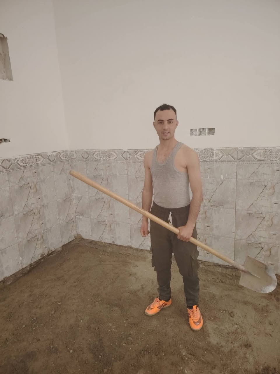 السلام عليكم شغلنا ليل ونهار برمضان يوجد كادر عمل جاهز  تصعيد مواد  / تنضيف بيوت  / تفليش  / تكشيط  / دفن نهري  / شقلنه ليل ونهار  / وماعليك بكلشي تاخذ شقل جاهز مني  / ومعداتنه جاهز وسياره تجيك للبيت ماعليك بس تصال على رقم/ ***********
