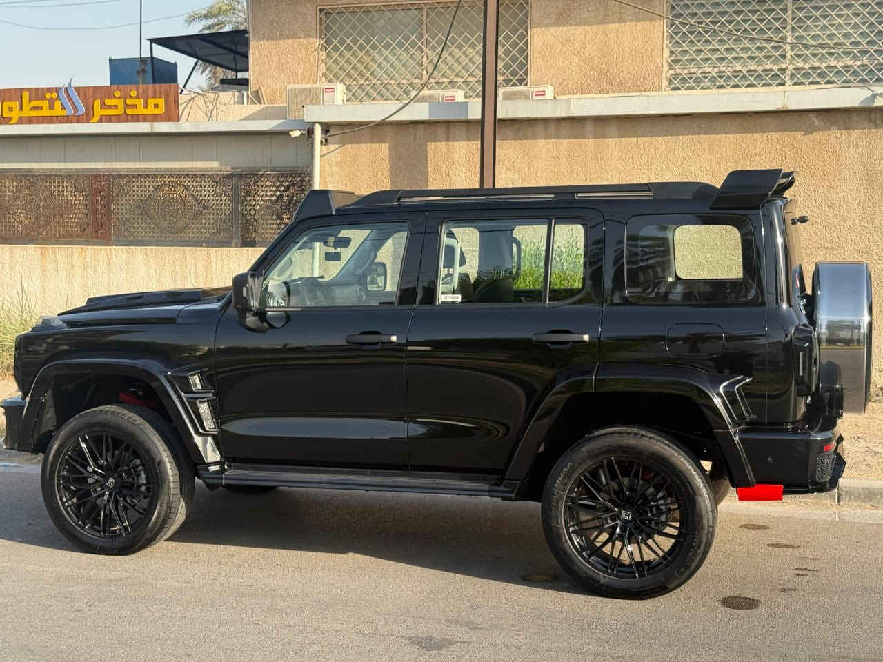 🚙 للبيع – GWM TANK 300
موديل 2024 | إصدار نادر جداً بالعراق

SUV فخمة بطابع أوف رود قوي ، تجمع بين الهيبة ، التكنولوجيا الحديثة ، والندرة بالسوق العراقي.

لون أسود ملكي مع إضافات سبورت تعطي حضور قوي جداً على الشارع.

🔴 نادرة جداً داخل العراق يوجد تقريباً 5 نسخ تقريباً 

وهاي تعتبر من النسخ القليلة جداً الموجودة .

⸻

🔹 المواصفات العامة :

 • موديل 2024

 • محرك 2.0 لتر Turbo

 • 4 سلندر قوي اقتصادي بنفس الوقت

 • ناقل حركة أوتوماتيك 8 سرعات (ZF)

 • نظام دفع رباعي حقيقي 4WD

 • Low Range

 • قفل دفرنس خلفي

 • نظام اختيار وضعيات القيادة

 ( رمل – طين – صخري – ثلج – عادي )

 • نظام نزول منحدرات

 • تعليق مريح وثابت

 • ارتفاع ممتاز عن الأرض

⸻

🔹 المواصفات الخارجية:

 • لون أسود لامع مميز

 • جناح خلفي سبورت

 • سبويلر أمامي معدل

 • غطاء سبير خلفي سبورت

 • جنوط رياضية مميزة

 • رفارف عريضة سبورت

 • إضاءة LED أمامية وخلفية

 • حساسات أمامية وخلفية

 • كاميرا 360 درجة

 • مرايا كهربائية قابلة للطي

 • مظهر Boxy عضلي يخليها لافتة بأي مكان

⸻

🔹 المواصفات الداخلية :

 • شاشة وسطية كبيرة حديثة

 • شاشة عدادات ديجيتال كاملة

 • تشغيل بصمة + دخول ذكي

 • مقاعد جلد فخم

 • تحكم كهربائي بالمقاعد

 • مثبت سرعة

 • تكييف ممتاز

 • مقود متعدد الوظائف

 • نظام صوتي ممتاز

 • Apple CarPlay + Bluetooth + USB

 • أنظمة أمان كاملة (ABS – ESP – Airbags – تحذير اصطدام – تحذير مسار)

⸻

🔥 مميزات إضافية :

        •  السيارة مضروبة PDF كامل

 •  شكل قريب جداً من G-Class

 • سيارة شبابية فخمة بنفس الوقت

 • مناسبة للمدينة والسفر والبر

 • موديل حديث جداً

 • نادرة داخل العراق

 • سعرها مناسب مقارنة بندرتها ومواصفاته

⸻

💰 السعر المطلوب : 61,000,000 مليون دينار عراقي

للتواصل و الاستفسار :

‭+964 773 930 1686‬

‭+964 790 118 1465


**إذا كنت صاحب هذا الإعلان وتريد حذفه لأي سبب، رجاءا أرسل رسالة إلى الدعم الفني**