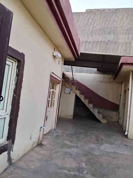 في ملك شاه قرب موكب الغريب الغرباء 125 متر متوفر غرفة نوم 4×6 صالة 1.5×2 مطبخ 2.5×4 

و كيزر ماء وتانكين ماء وماطور ومخسلة ماعدا سقيفة

السعر 18 وبي مجال

***********
