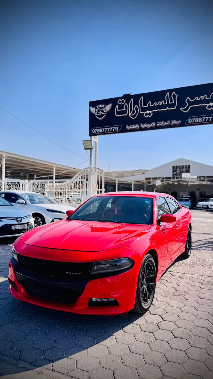 السلام عليكم 

دوج جارجر 2018 رقم انبار انكليزي – الهيبة الأمريكية والأداء الرياضي

أبرز المواصفات:

* تصميم رياضي مع شبك أمامي هجومي وهيبة على الطريق.
* 3.6 لتر V6.
* قير أوتوماتيك 8 سرعات سريع وسلس.
* نظام دفع خلفي، وبعض فئات الـV6 تتوفر بدفع رباعي.
* شاشة Uconnect مقاس 7 أو 8.4 إنش حسب الفئة.
* دعم Apple CarPlay وAndroid Auto.
* كاميرا خلفية.
* حساسات أمامية وخلفية.
* تشغيل بصمة مع دخول ذكي.
* مثبت سرعة.
* مقود متعدد الوظائف مع بدلات تبديل السرعات في بعض الفئات.
* مقاعد جلد أو قماش حسب الفئة، مع تبريد وتسخين للمقاعد في الفئات العليا.
* فتحة سقف كهربائية (حسب التجهيز).
* نظام صوتي Alpine أو Beats Audio في بعض الفئات.
* إضاءة LED نهارية ومصابيح زينون أو LED حسب الفئة.
* جنوط رياضية بقياسات 17 إلى 20 إنش.
* أنظمة أمان تشمل ABS، مانع الانزلاق، الثبات الإلكتروني، مراقبة ضغط الإطارات، ووسائد هوائية متعددة. (Edmunds)

الاستفسار الاتصال على رقم. 

***********
