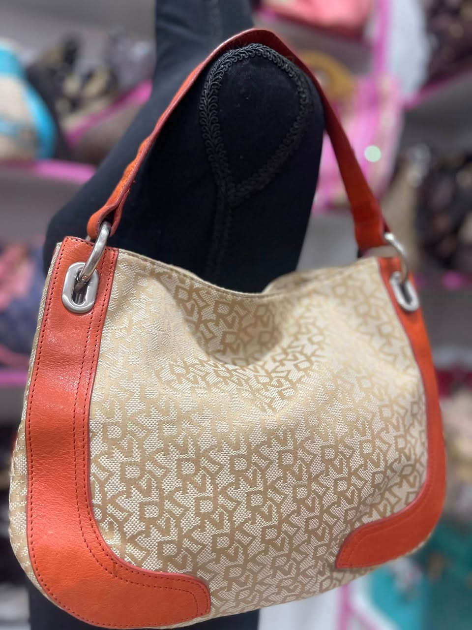 حقيبة ماركة DKNY اصلي
السعر : 35


**إذا كنت صاحب هذا الإعلان وتريد حذفه لأي سبب، رجاءا أرسل رسالة إلى الدعم الفني**
