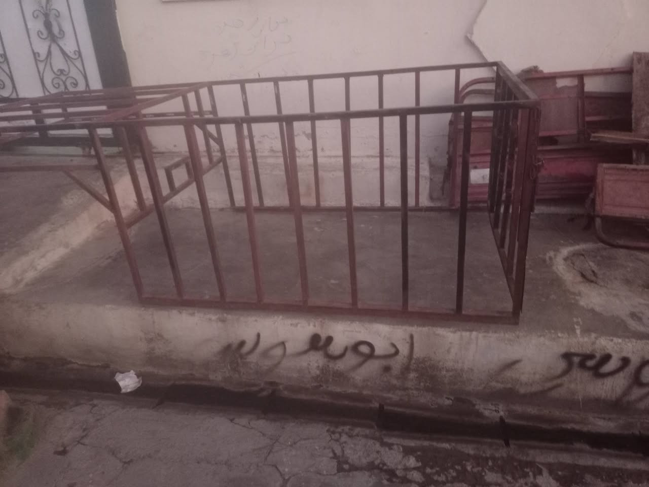 سلام عليكم جنج للبيع كامل باب وره بي شرط لا كسر ولا لحيم سعر 75 قفل مال حمل والله جنج درجه اولى عنواني كركوك حي الحجاج ***********

