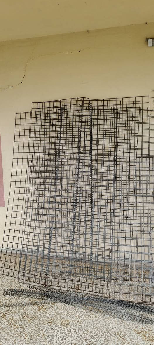 السلام عليكم 
يوجد سيم حديد ثقيل 17قطعة 
ارتفاع 2مترين والطول 17متر للكل
اابيع شلع السعر 200الف قفل
