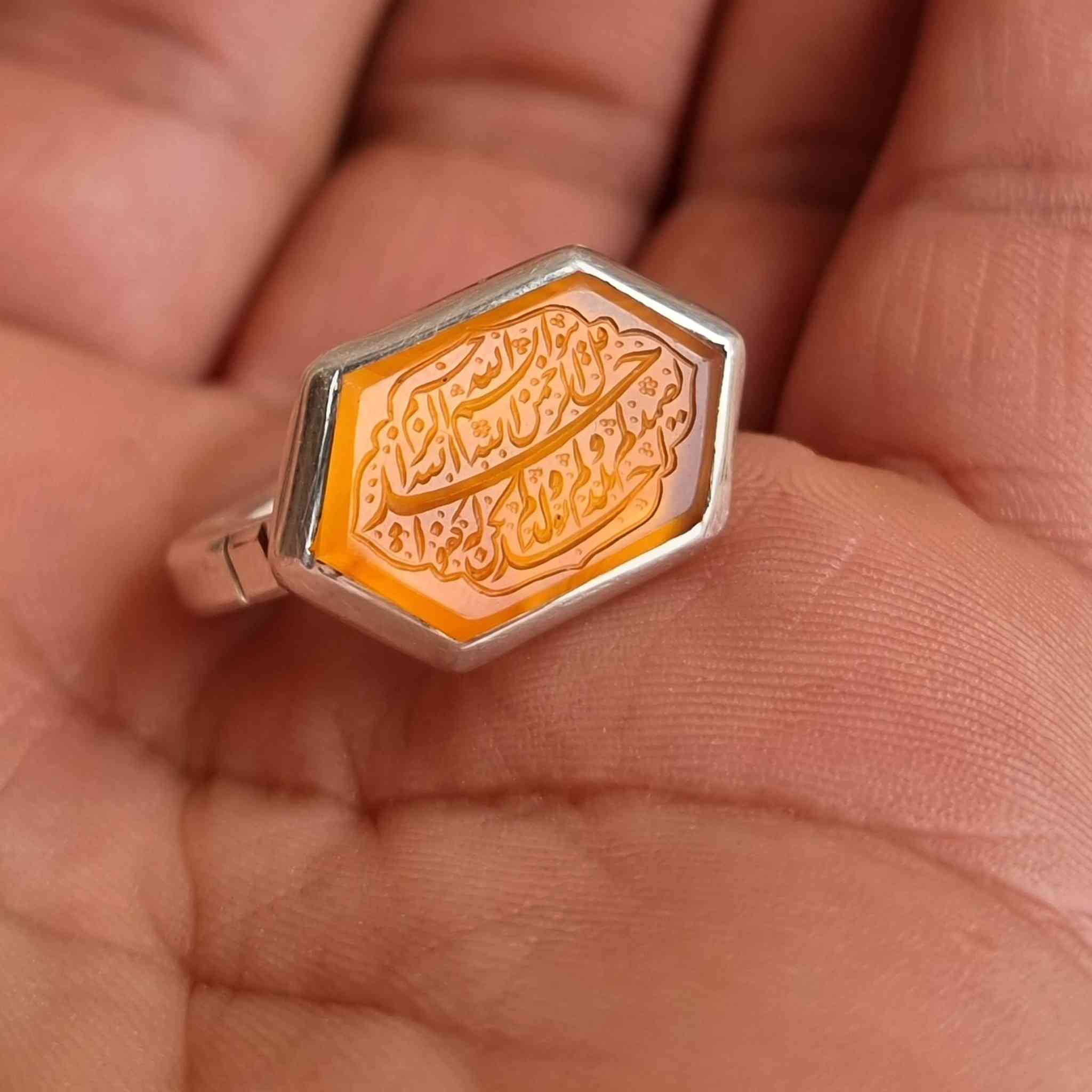 عقيق يماني زعفران مخطوط خط يدوي المبدع محمد همداني 
🌞سورة الإخلاص المباركه كامله 🌞
بصياغه يدويه ثقيله للبيع مكاني بغداد يوجد توصيل إلى جميع المحافظات للبيع فقط فقط أحبتي الغوالي ما اراوس بس ابيع 
***********
